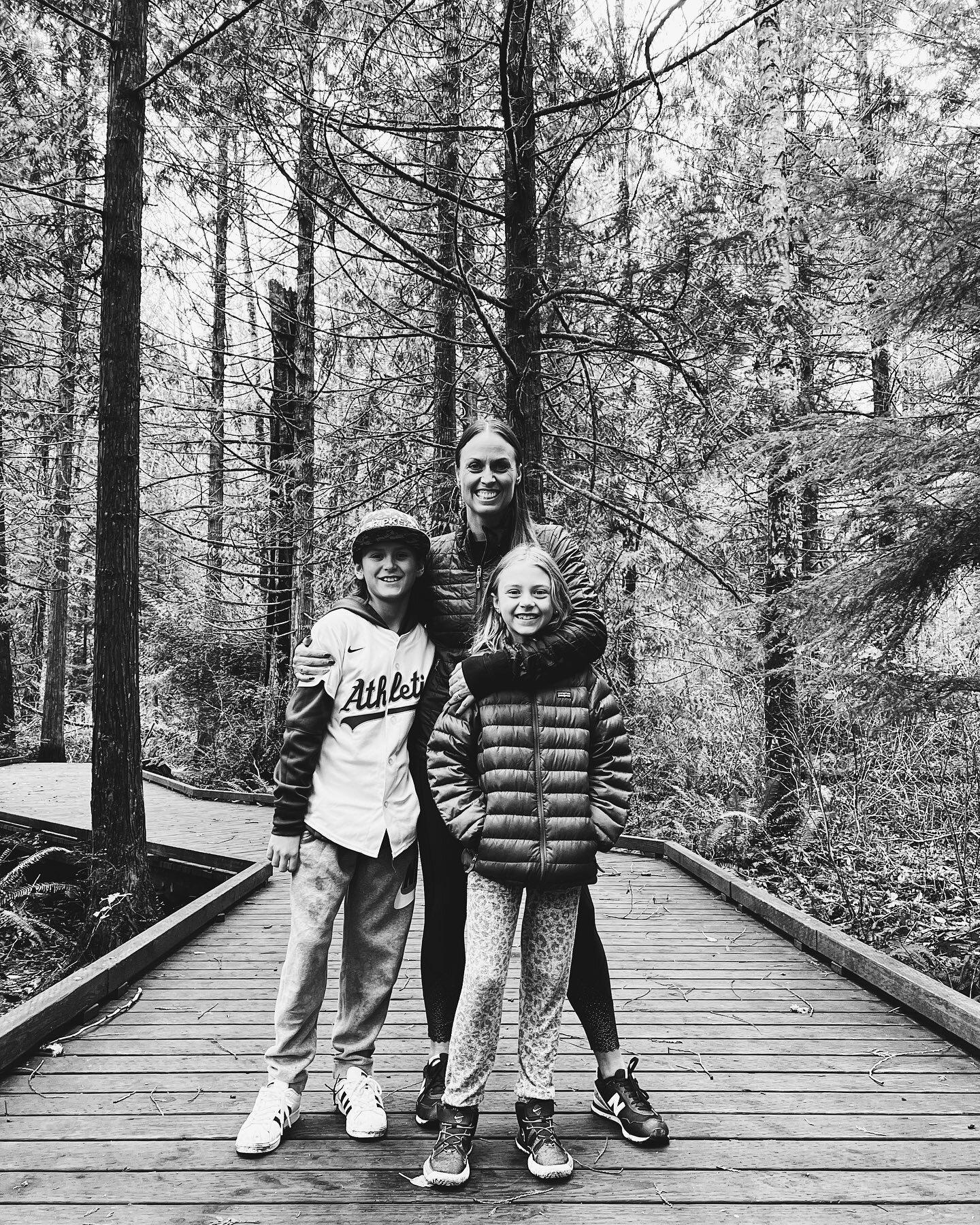 A relaxing Sunday walk in the park with the babes. ❤️👨&zwj;👩&zwj;👧&zwj;👦🌲 #love #family #pnw #life #outdoors