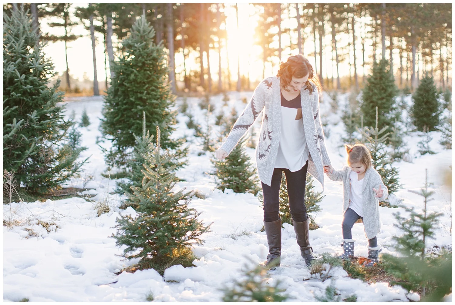 Minnesota-winter-tree-farm-family-photos-by-hyojin-oberg-0138.JPG