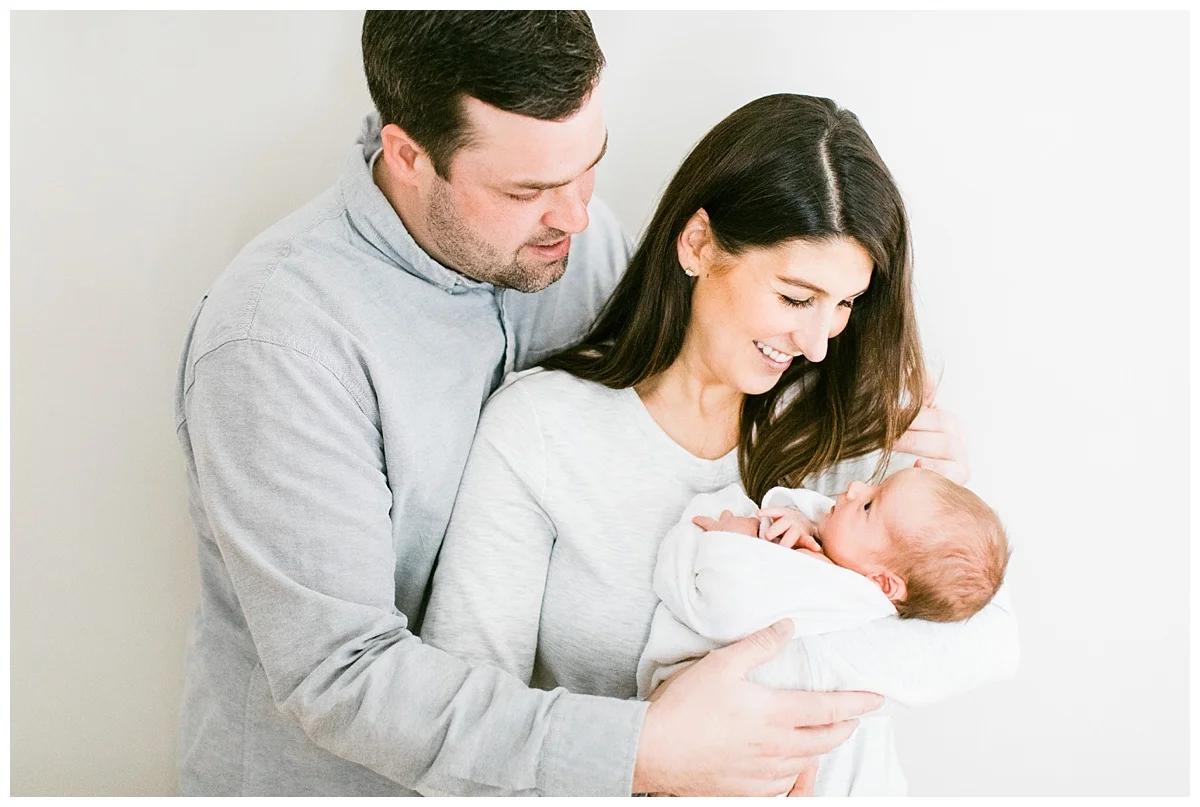 newborn lifestyle session | minneapolis family photographer | @justbeingcon