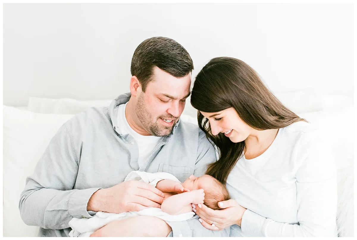 newborn lifestyle session | minneapolis family photographer | @justbeingcon
