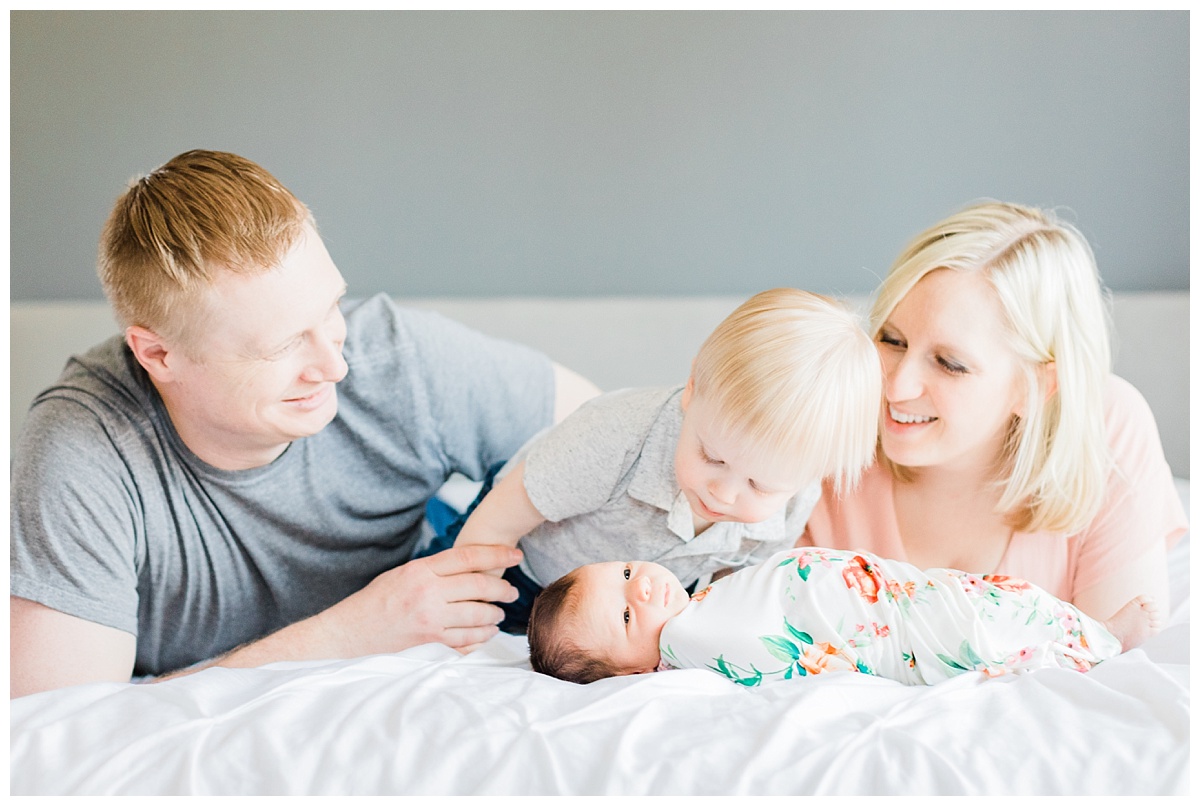 Minneapolis Newborn Photography | Minneapolis Newborn photographer | Minneapolis Family Photographer| natural light photography | in-home newborn session | Photos by Hyojin Oberg 