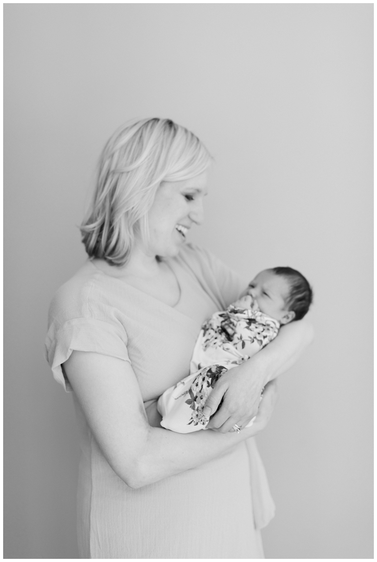 Minneapolis Newborn Photography | Minneapolis Newborn photographer | Minneapolis Family Photographer| natural light photography | in-home newborn session | Photos by Hyojin Oberg 