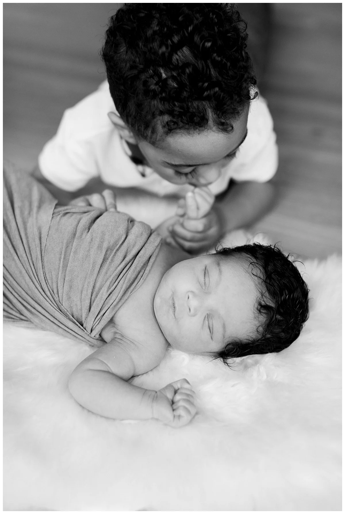 minneapoils newborn photographer | minneapoils newborn photography | minneapolis family photographer | maple grove family photographer | maple grove newborn photography | in-home lifestyle newborn 