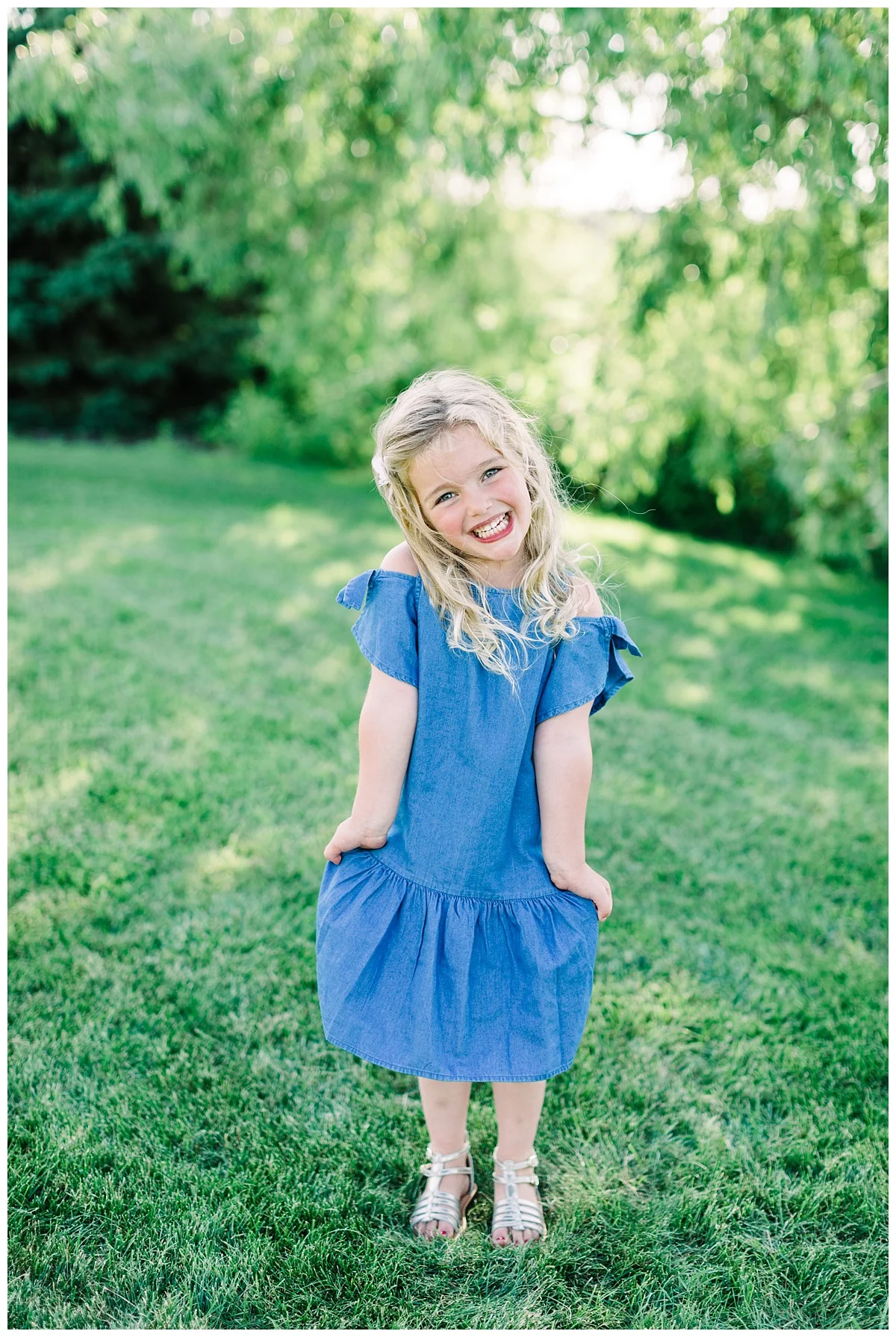 maple grove family photographer | minneapolis family photographer | backyard lifestyle | natural light family photo by Hyojin Oberg | lifestyle family photos