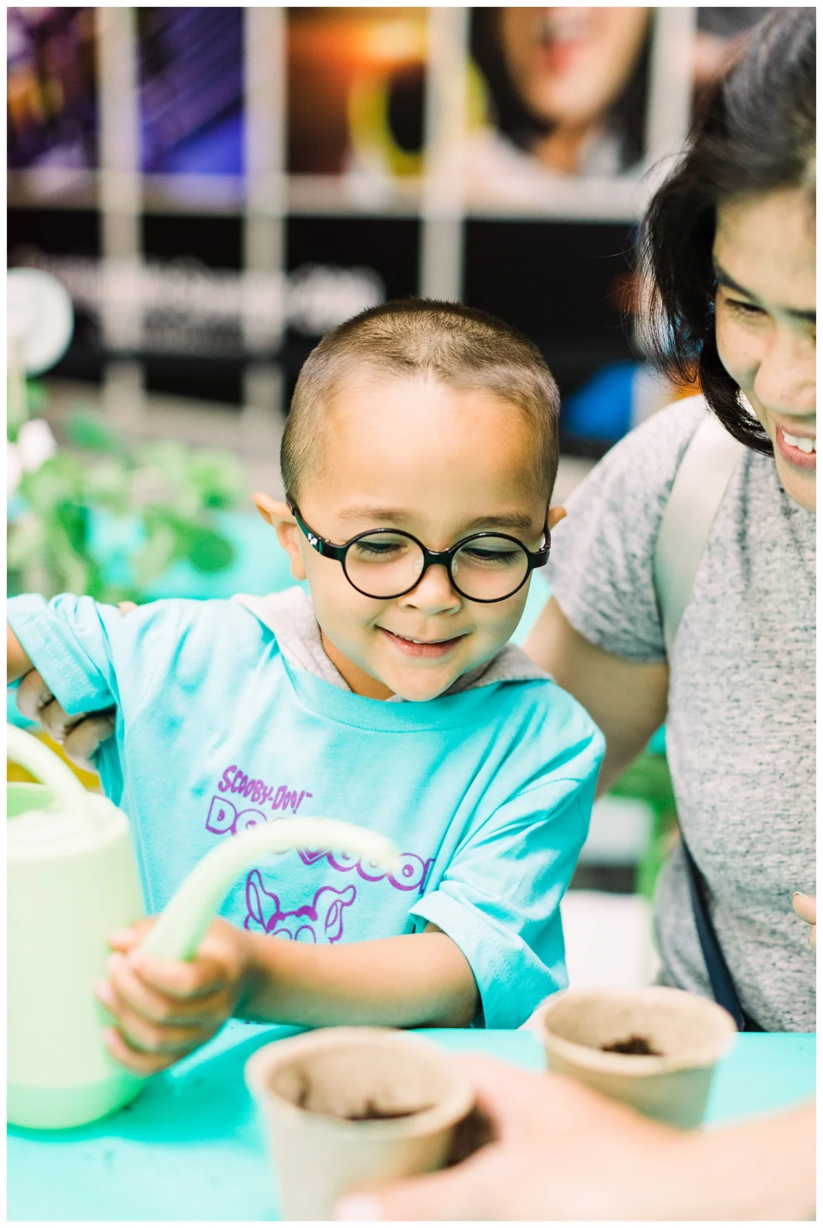 minneapolis family photographer | minneapolis influencer|  minneapolis family volunteer | volunteering with kids | scooby-doo | doogood | feeding america 