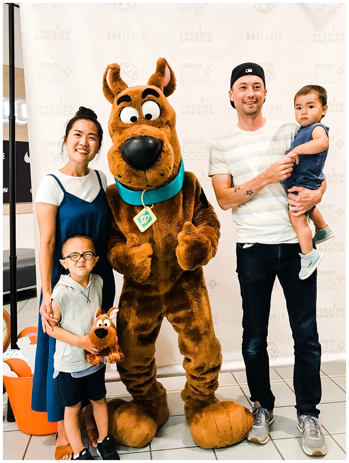 minneapolis family photographer | minneapolis influencer|  minneapolis family volunteer | volunteering with kids | scooby-doo | doogood | feeding america 