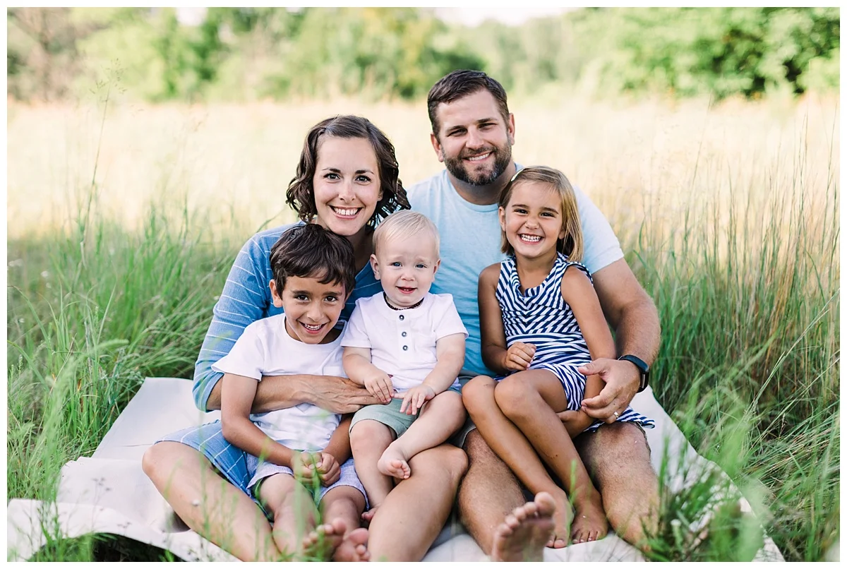 elk river family photographer | minneapolis family photographer | backyard lifestyle | natural light family photo by Hyojin Oberg | lifestyle family photos
