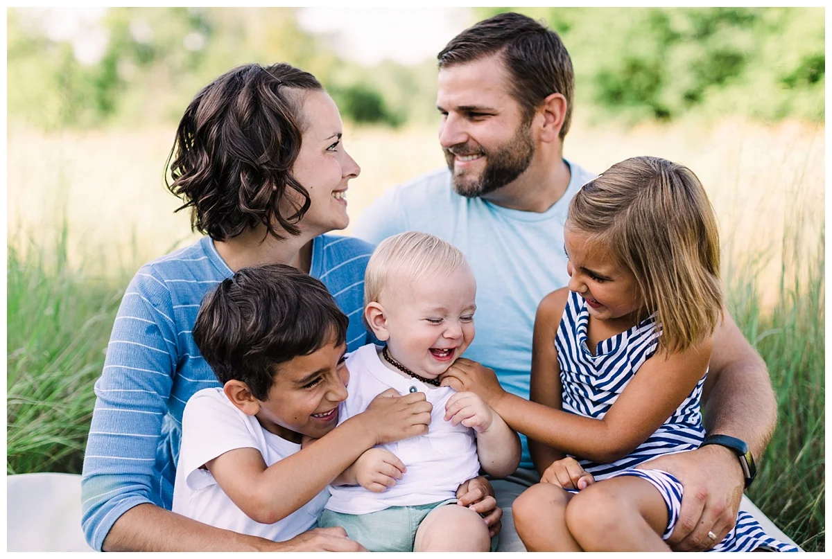 elk river family photographer | minneapolis family photographer | backyard lifestyle | natural light family photo by Hyojin Oberg | lifestyle family photos