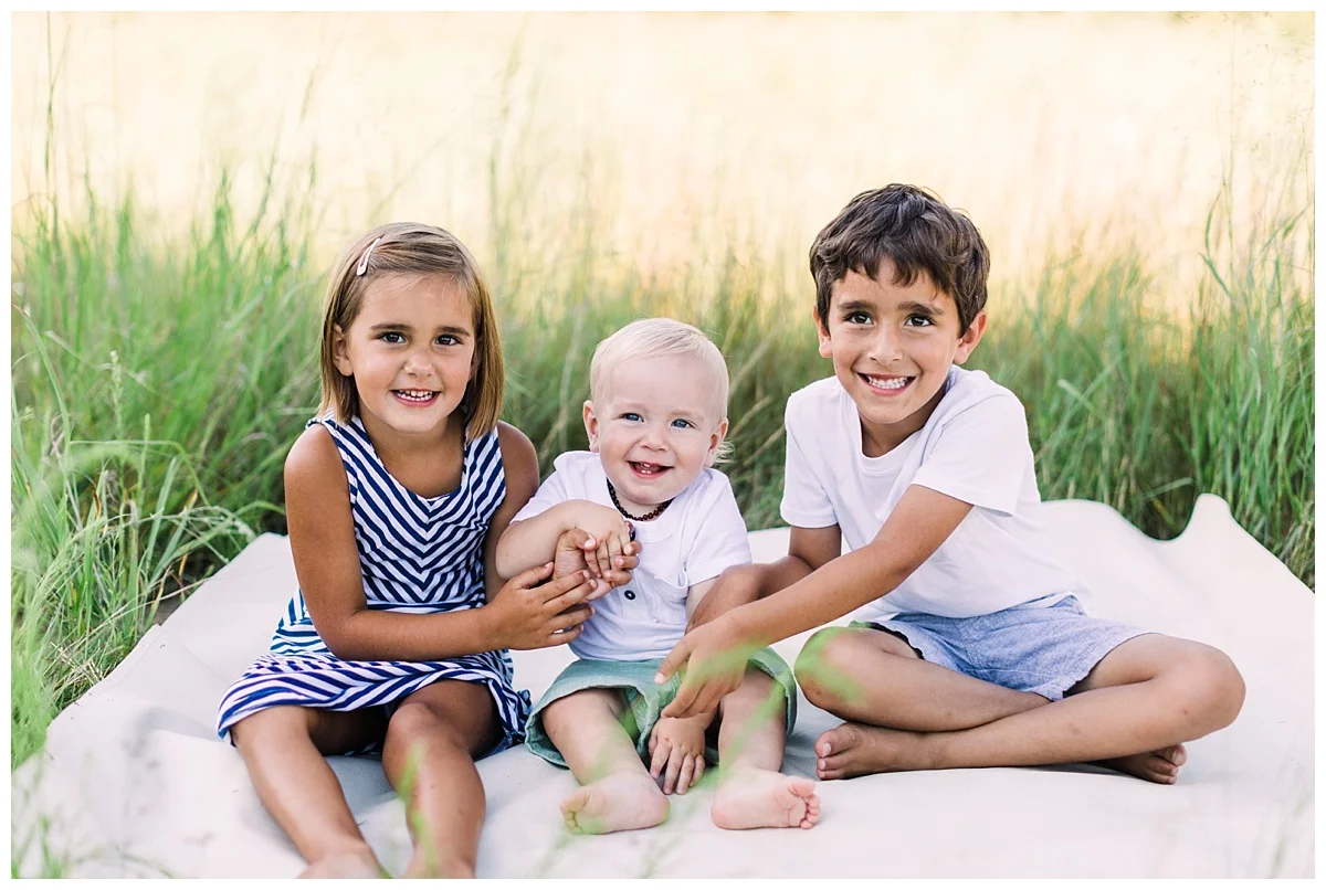 elk river family photographer | minneapolis family photographer | backyard lifestyle | natural light family photo by Hyojin Oberg | lifestyle family photos