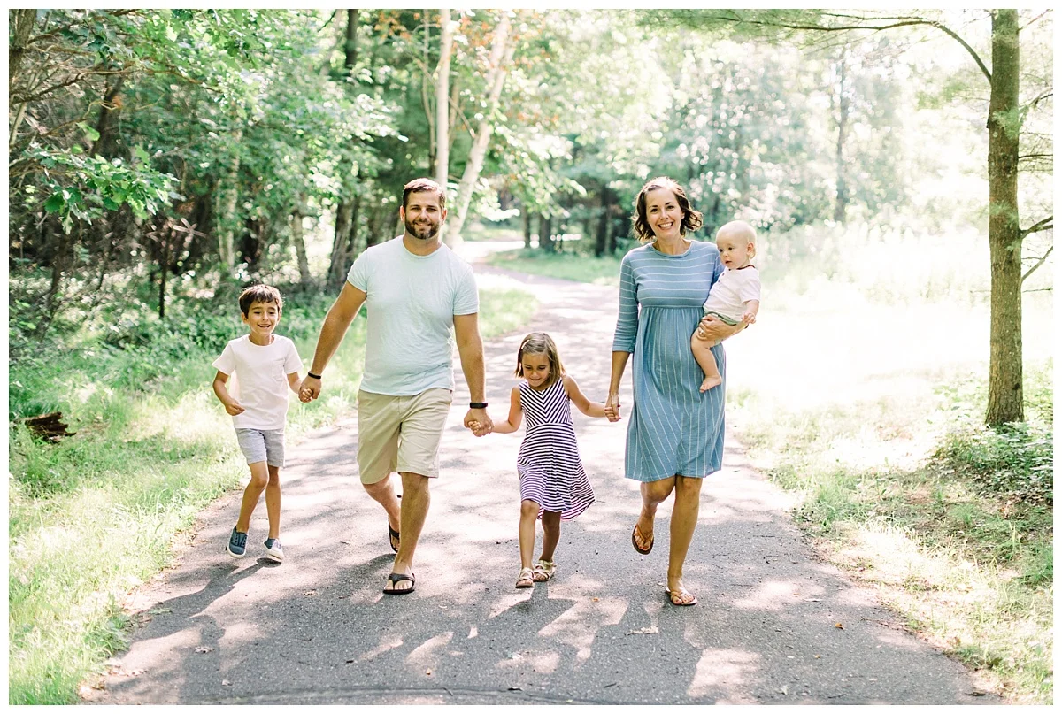 elk river family photographer | minneapolis family photographer | backyard lifestyle | natural light family photo by Hyojin Oberg | lifestyle family photos