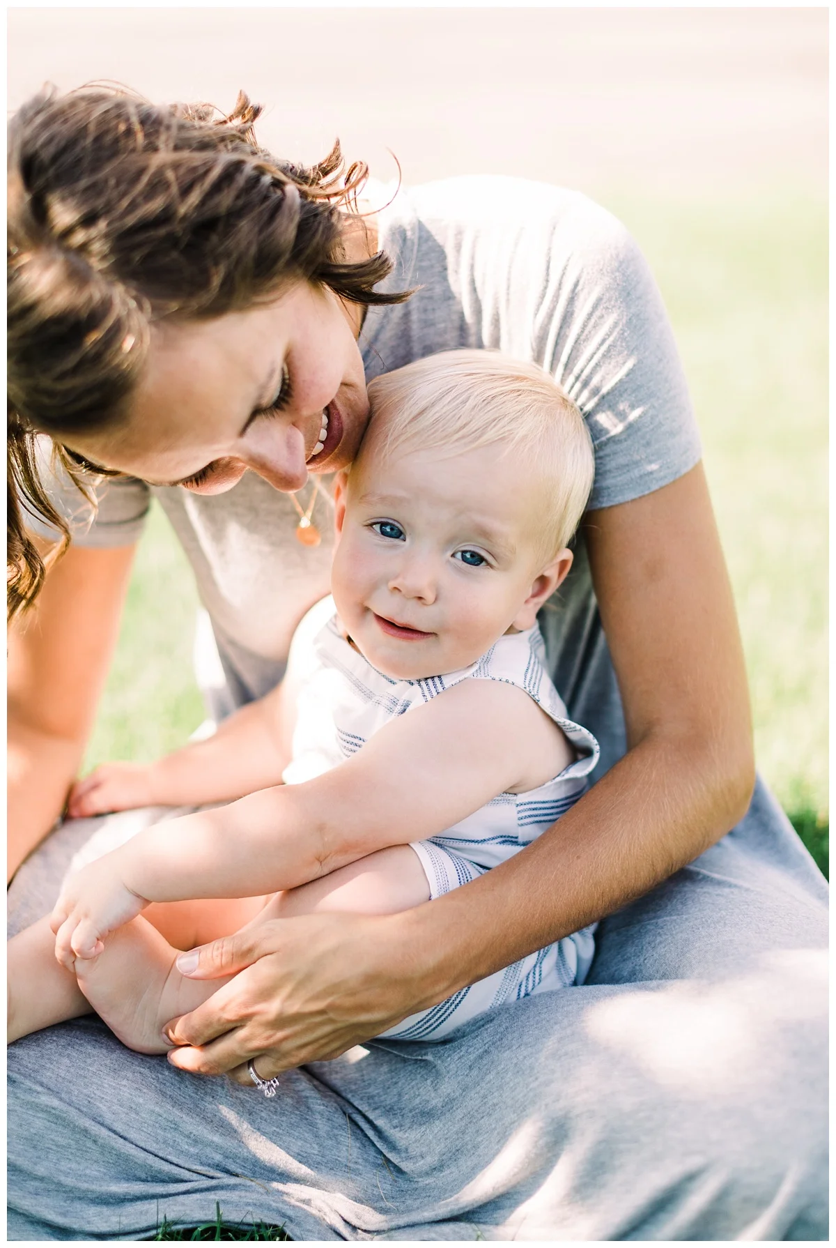 elk river family photographer | minneapolis family photographer | backyard lifestyle | natural light family photo by Hyojin Oberg | lifestyle family photos