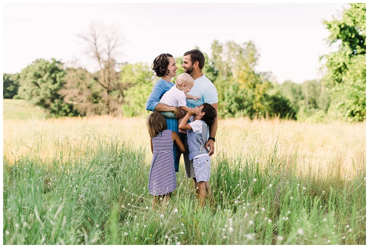 elk river family photographer | minneapolis family photographer | backyard lifestyle | natural light family photo by Hyojin Oberg | lifestyle family photos