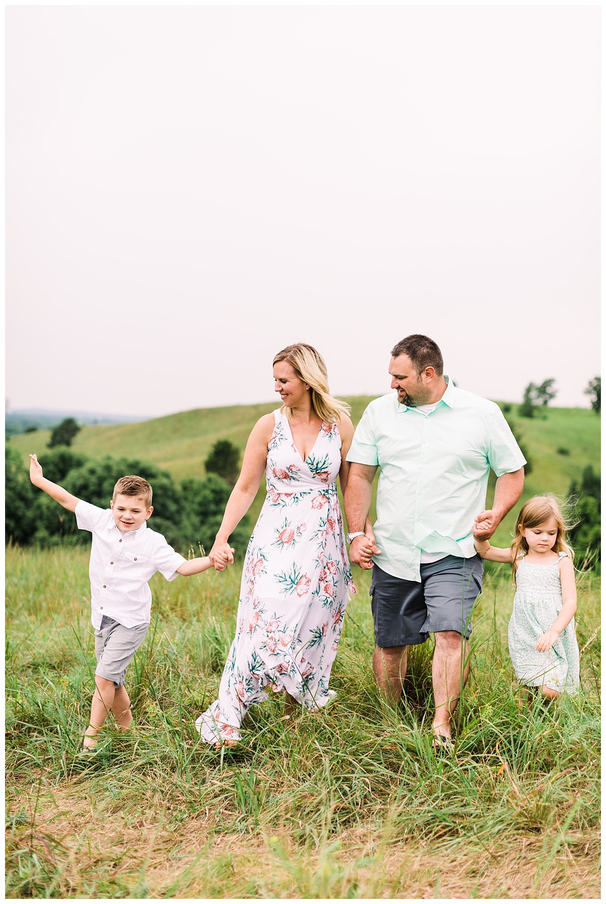 eden prairie family photographer | minneapolis family photographer | natural light family photo by Hyojin Oberg | summer family photos