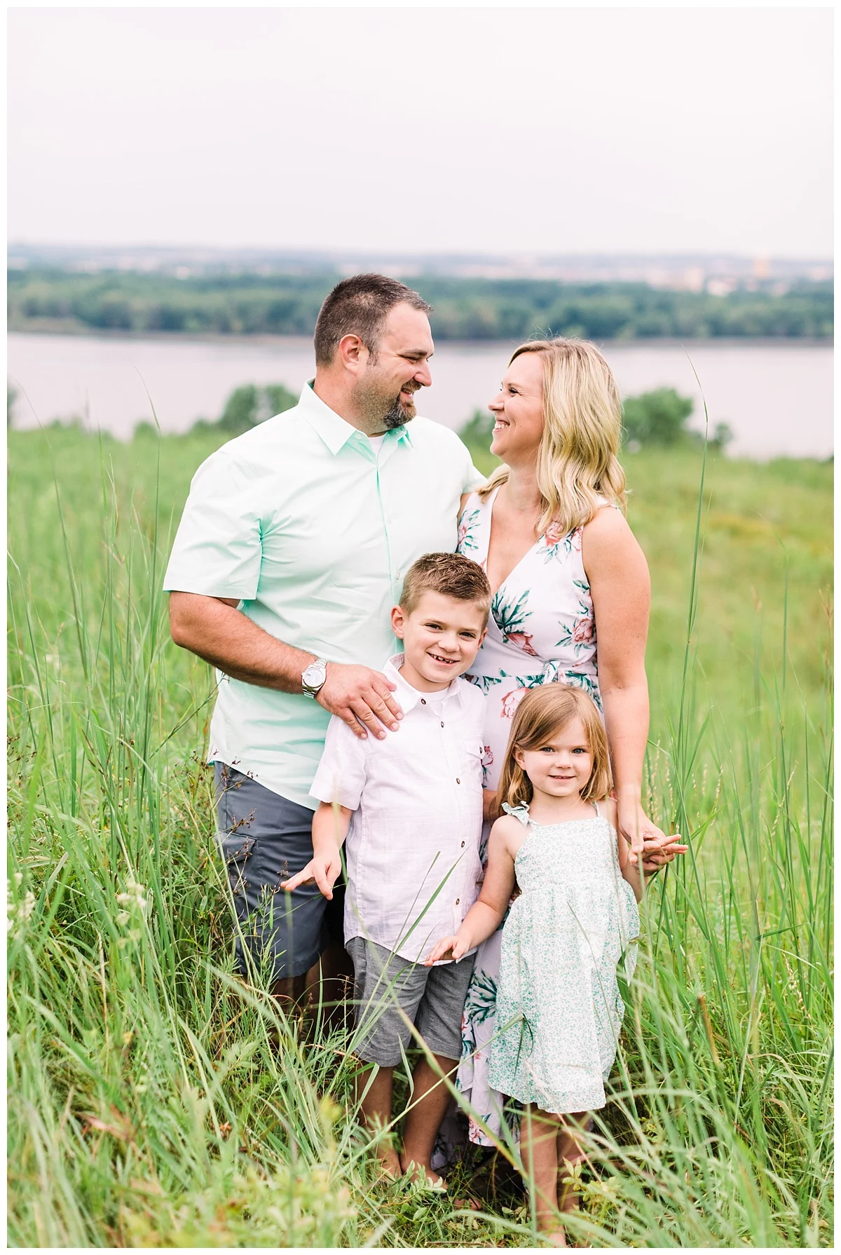 eden prairie family photographer | minneapolis family photographer | natural light family photo by Hyojin Oberg | summer family photos