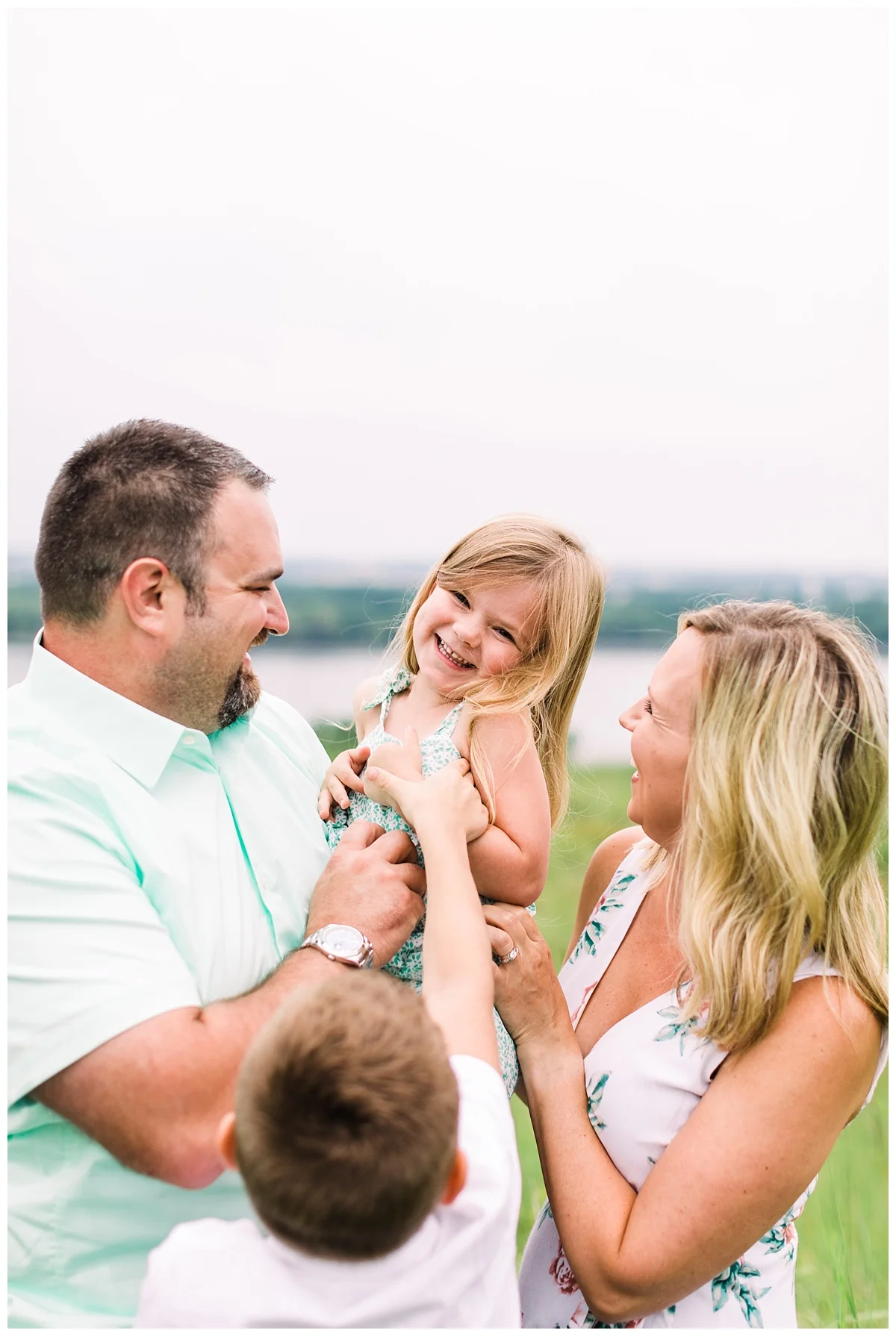 eden prairie family photographer | minneapolis family photographer | natural light family photo by Hyojin Oberg | summer family photos