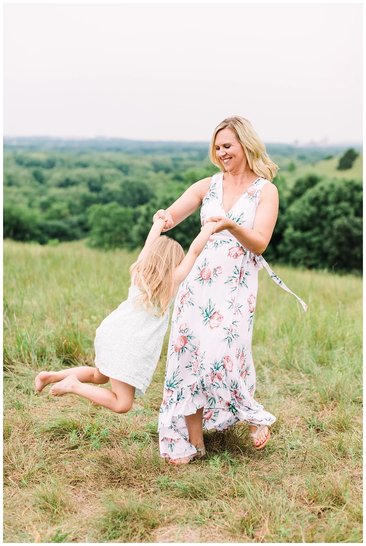 eden prairie family photographer | minneapolis family photographer | natural light family photo by Hyojin Oberg | summer family photos