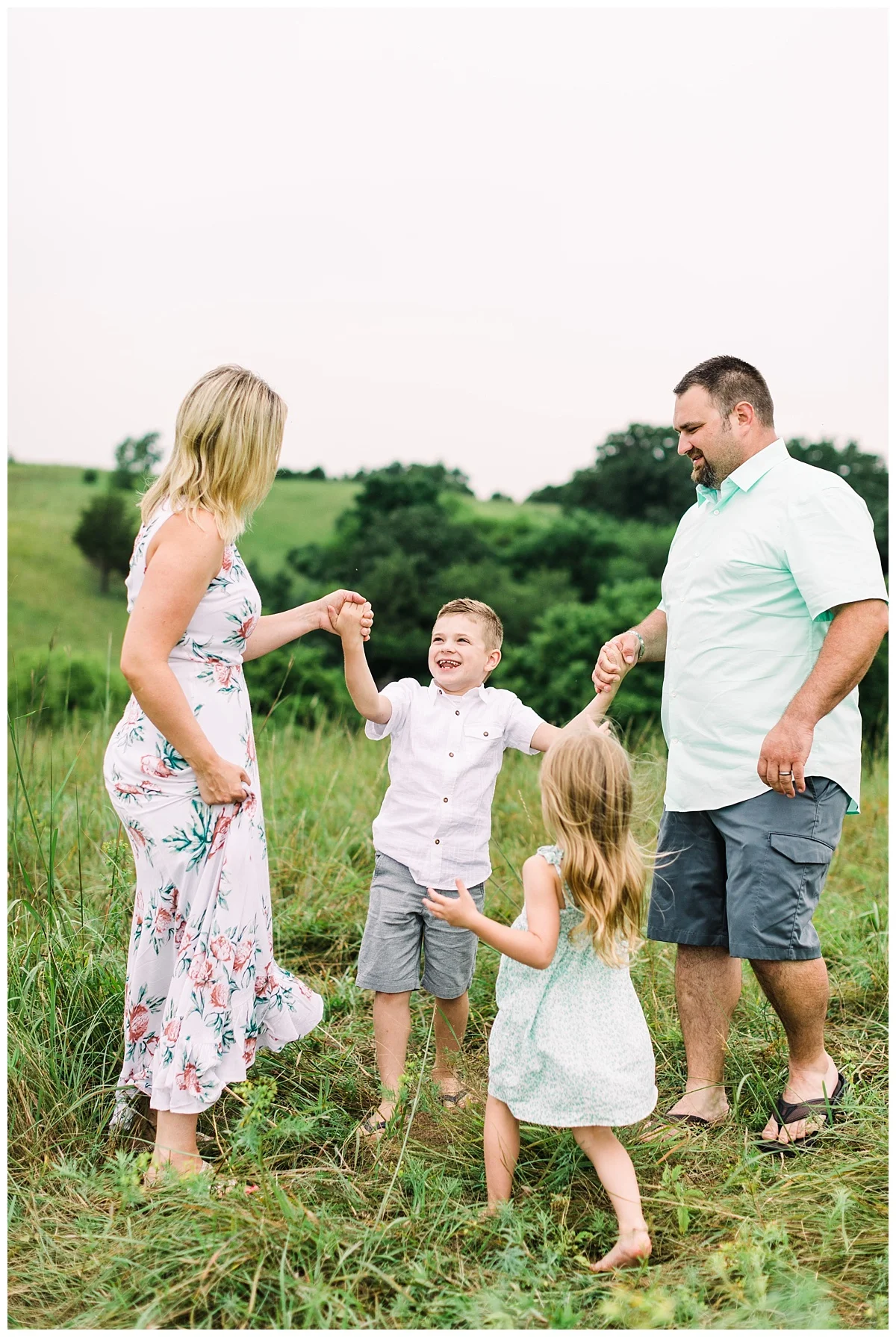 eden prairie family photographer | minneapolis family photographer | natural light family photo by Hyojin Oberg | summer family photos