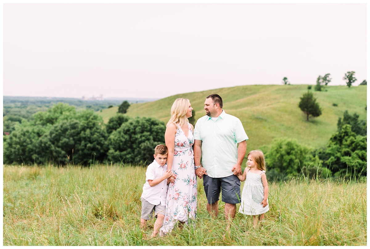 eden prairie family photographer | minneapolis family photographer | natural light family photo by Hyojin Oberg | summer family photos