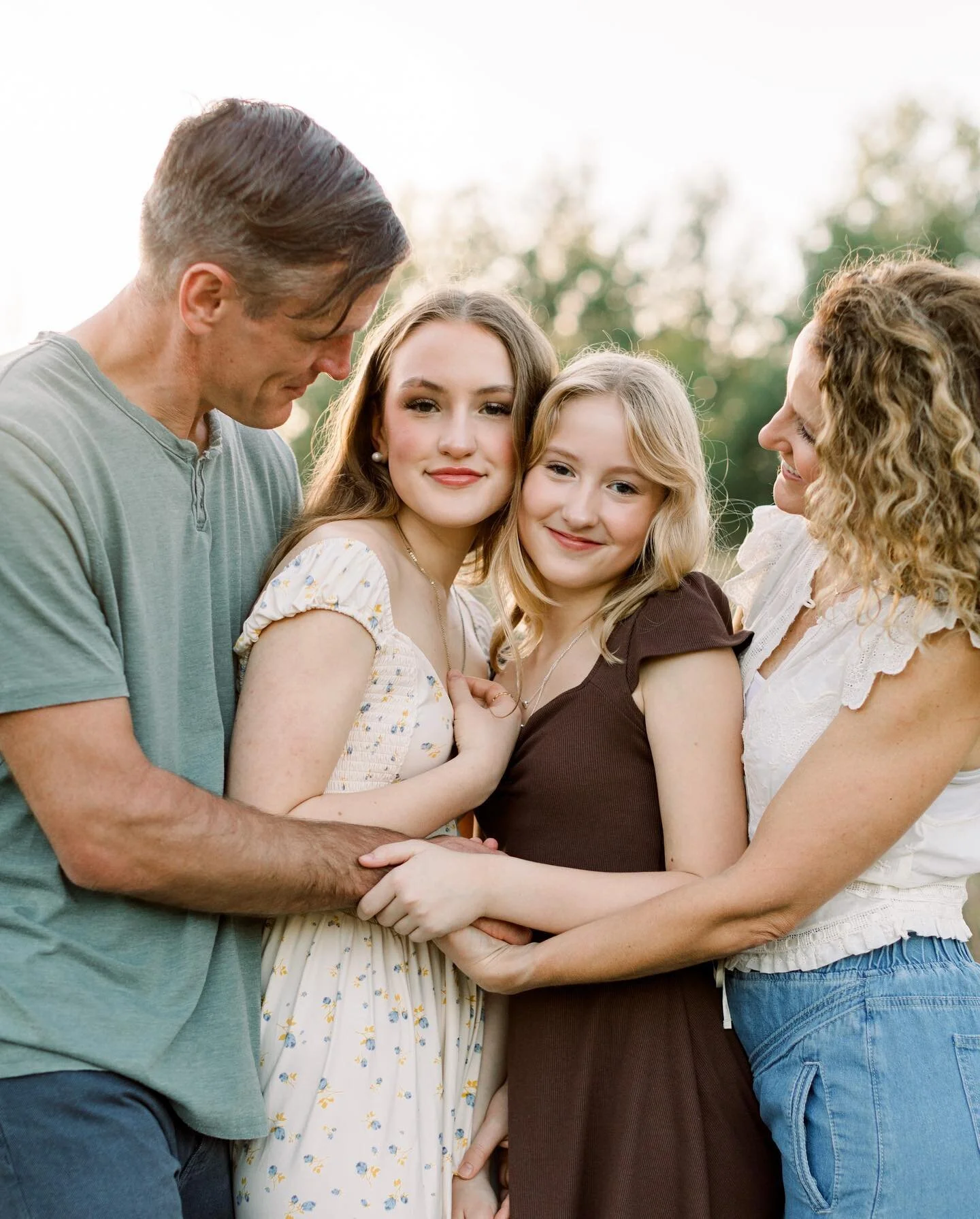 A couple things I love. Golden hour, beautiful people inside and out (Looking at you, @vintagesallysmiling ❤️) + big kids excited for family photos. This fall has been full of moments like this (when it&rsquo;s not raining 🫠) and I am so very gratef