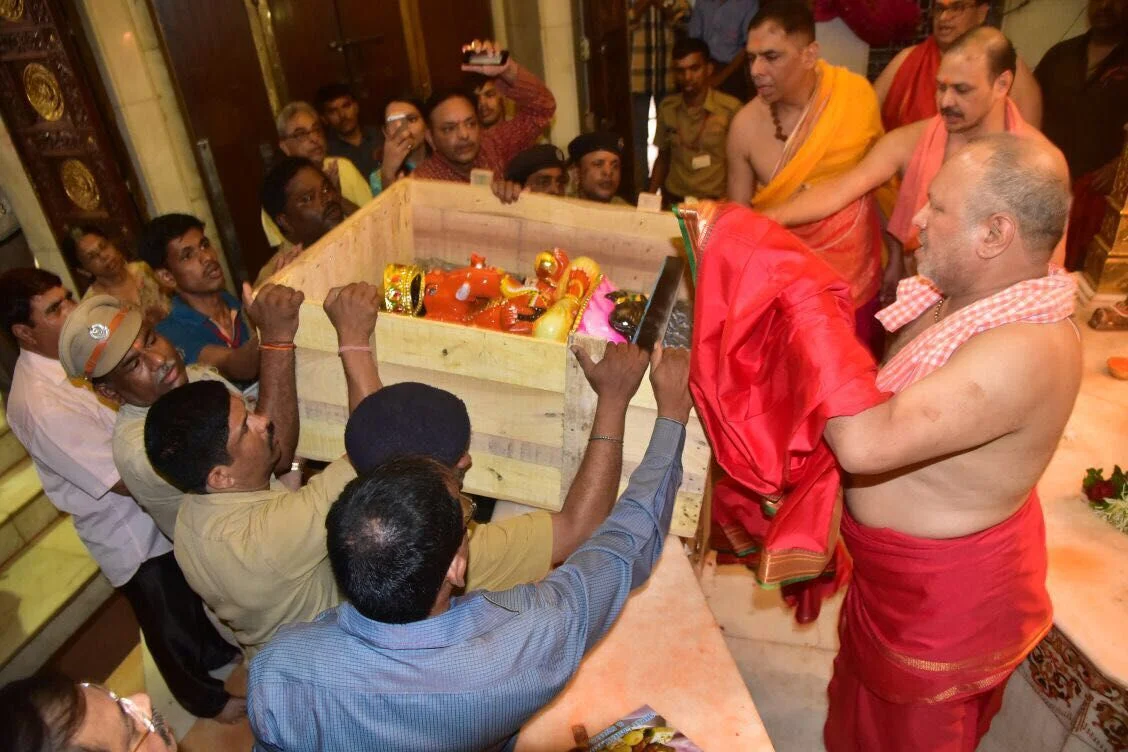 Shri Siddhi Vinayak Ganapati, Mumbai, India -- Arriving to GTA at SGYP !