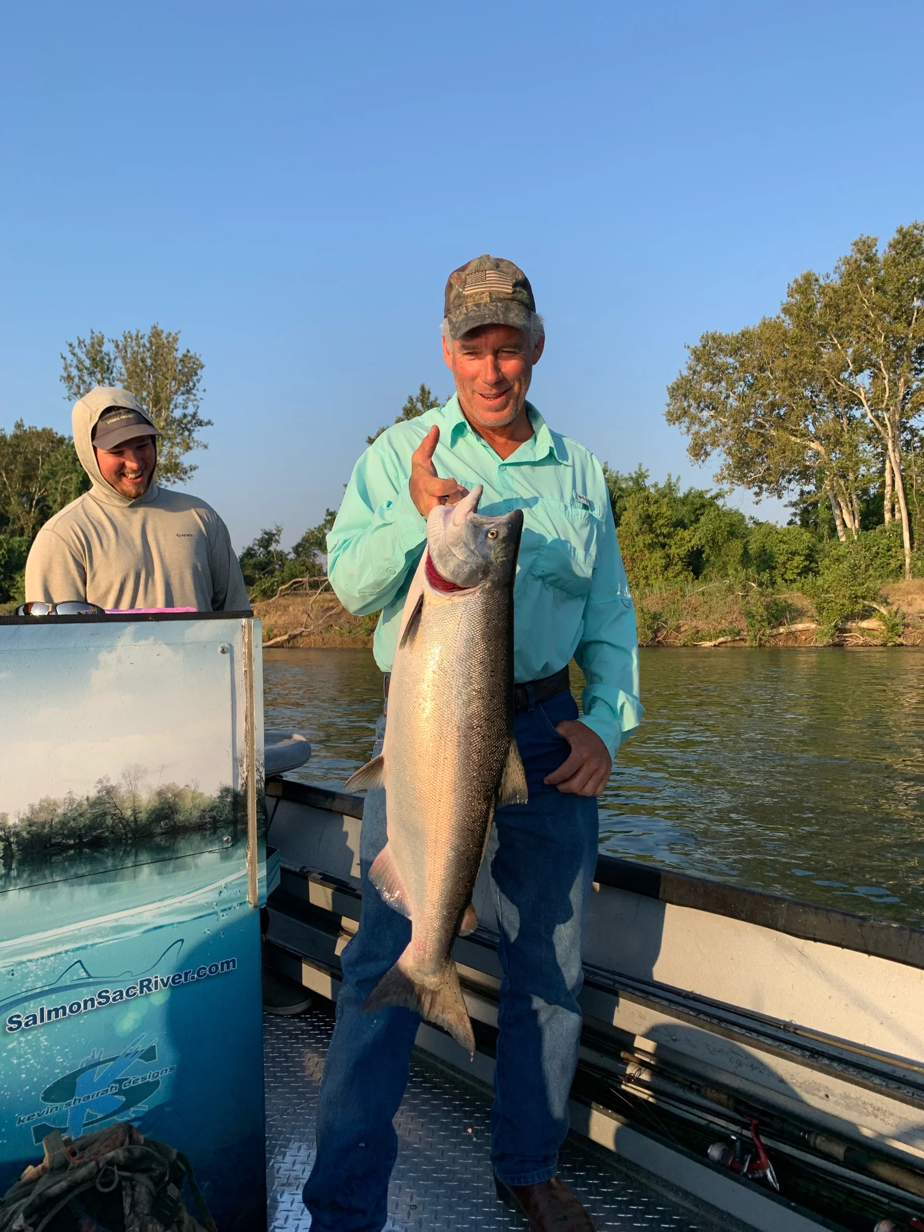 Guest “Dave” from Kalama, Wa caught his first salmon in a decade this past week while on the SalmonSacRiver.com fishing charter. Fishing out of the Red Bluff, Ca Diversion Dam boat launch facility (sycamore grove). Sacramento River salmon fishing gu…