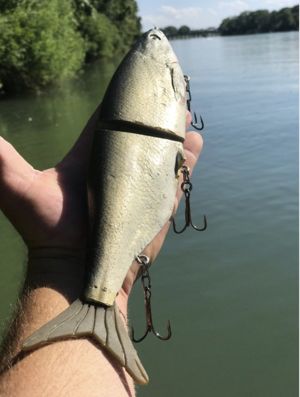 Sacramento River Trophy Striped Bass Fishing 4/8/22 - Glide Bait Fishing!  “Who done it first?”