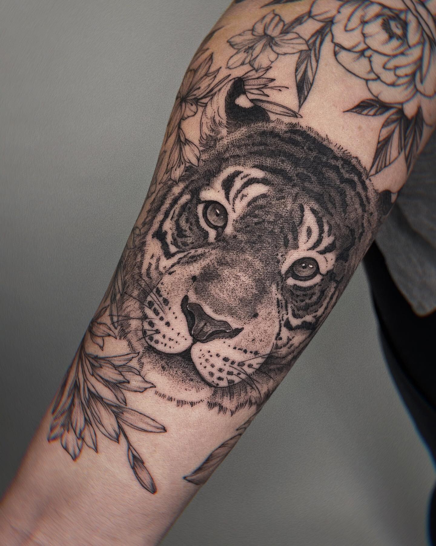 🐯 Newest addition to a floral sleeve 🐯