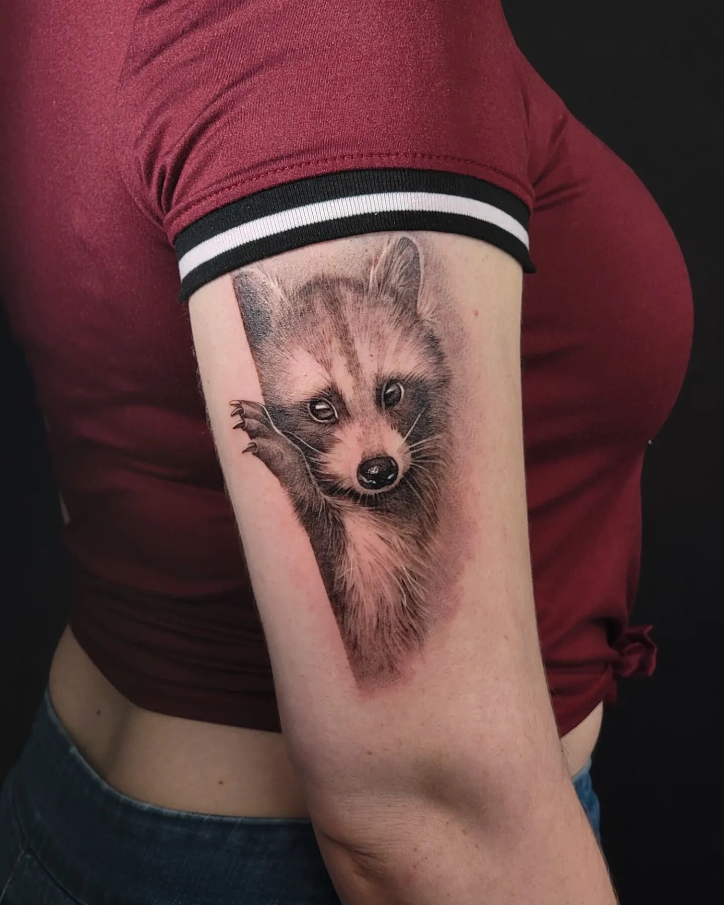 You wanna know what it's like to be a realism artist? It's 50% photoshop and 50% learning to do fur texture.
SWIPE TO SEE DETAILS
.
.
#babyraccoon #babyraccoontattoo #raccoontattoo #animaltattoo #trashpanda #trashpandatattoo #realistictattoo #petport