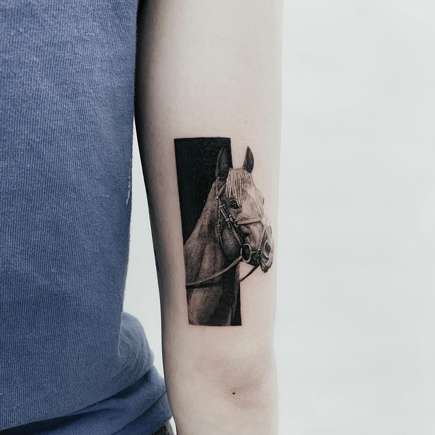 🐎
.
Done @inkandwatertattoo
.
.
#tattoo #tatt #realismtattoo #tattoostyle #torontotattoo #tattootoronto #black #blackwork #linework #skinart #torontoinknews #newtattoo #ink #tattooist #tattooart #tattooartist #tattoodesign #tattoostuff #art #horse #