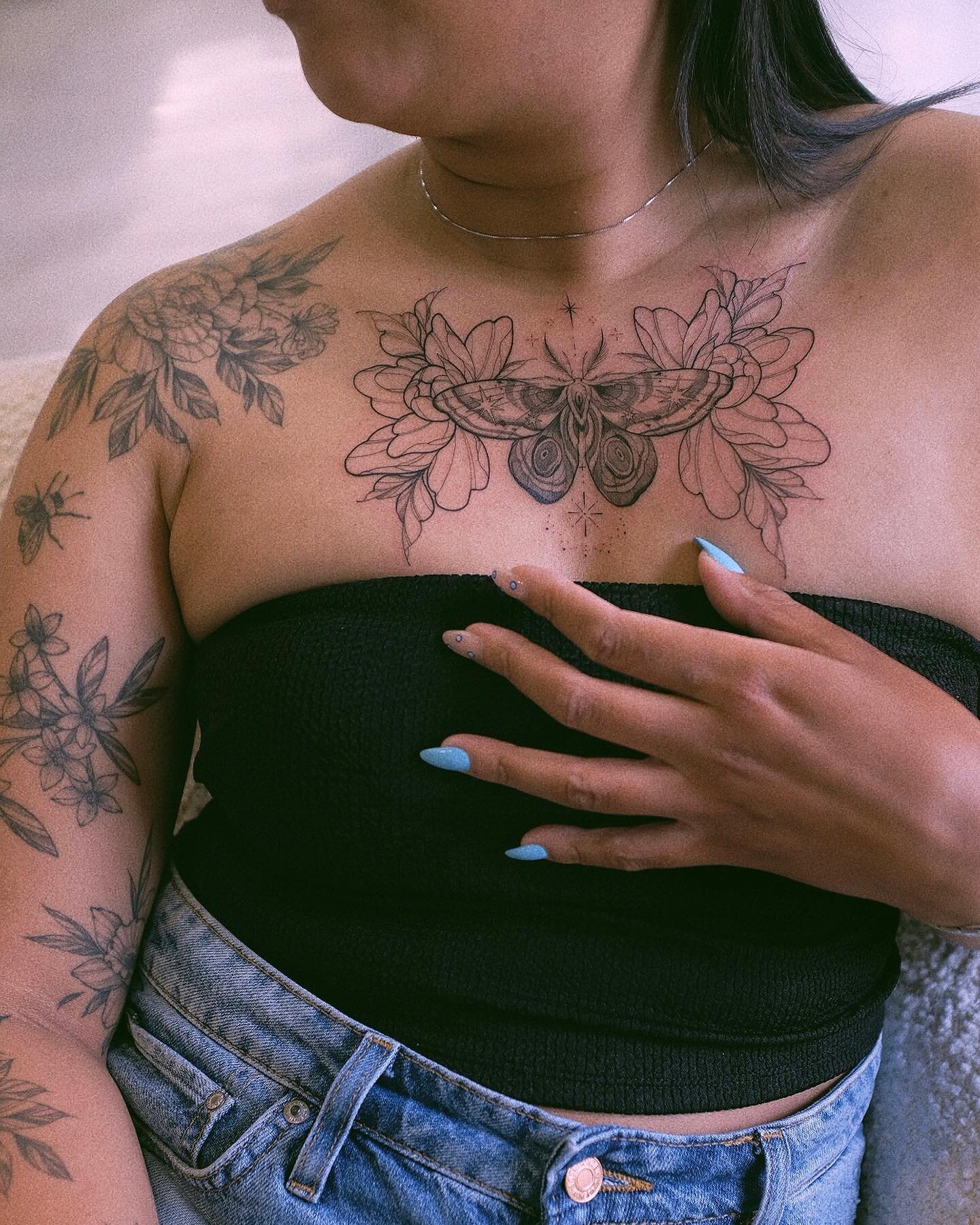 🌸 moth flash 🌸 &bull; 
from July 😬
(+ next healed floral garden ) 
Thank you again and always Kailyn 😭🫶❤️

#floraltattoo #flowertattoo #moth #mothtattoo #tattoo #tattoos #flashtattoo #peony #blackwork #toronto #torontotattoo #newyork #newyorkcit