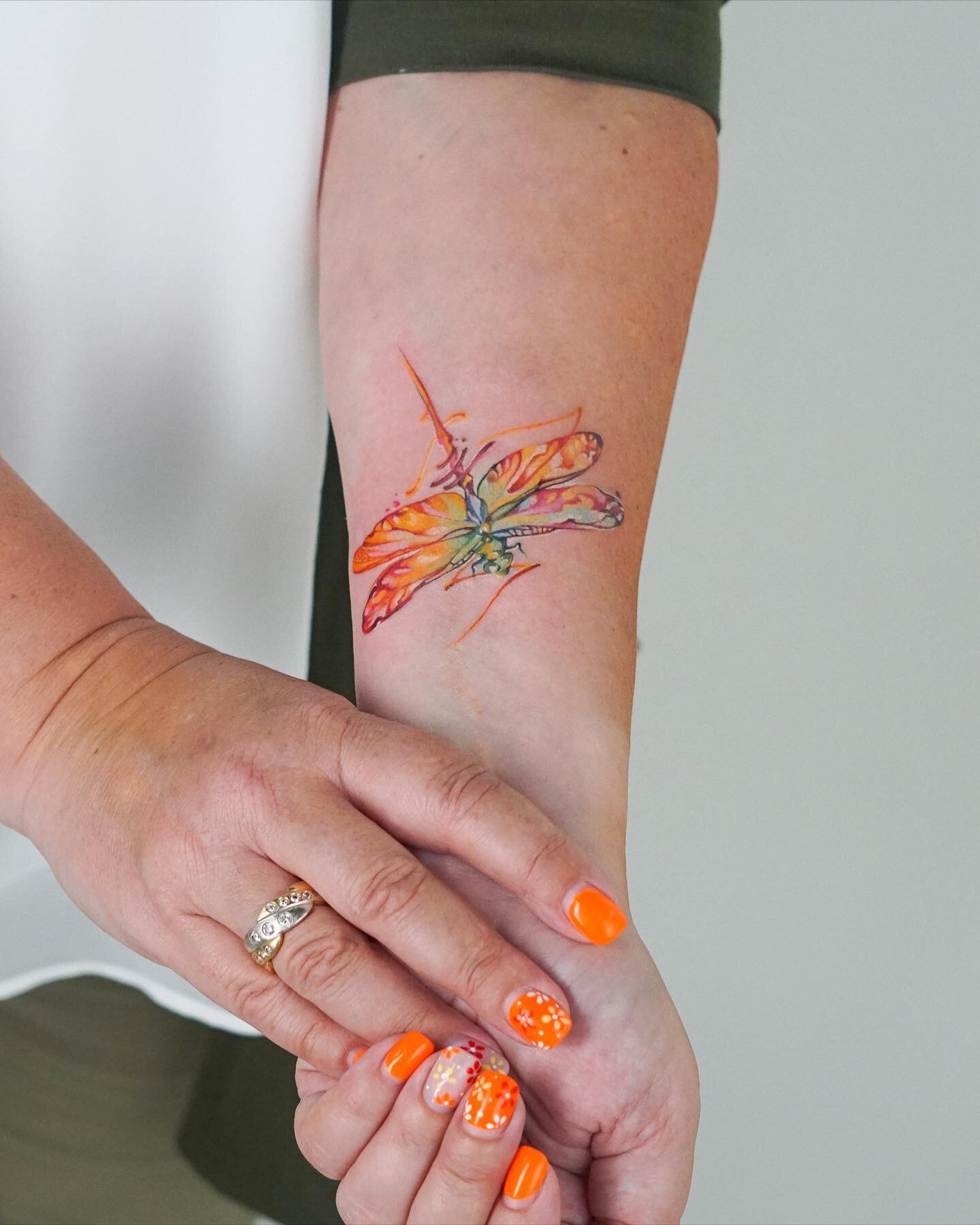 How cute is this dragonfly + matching nails! 
Swipe right to see closeup