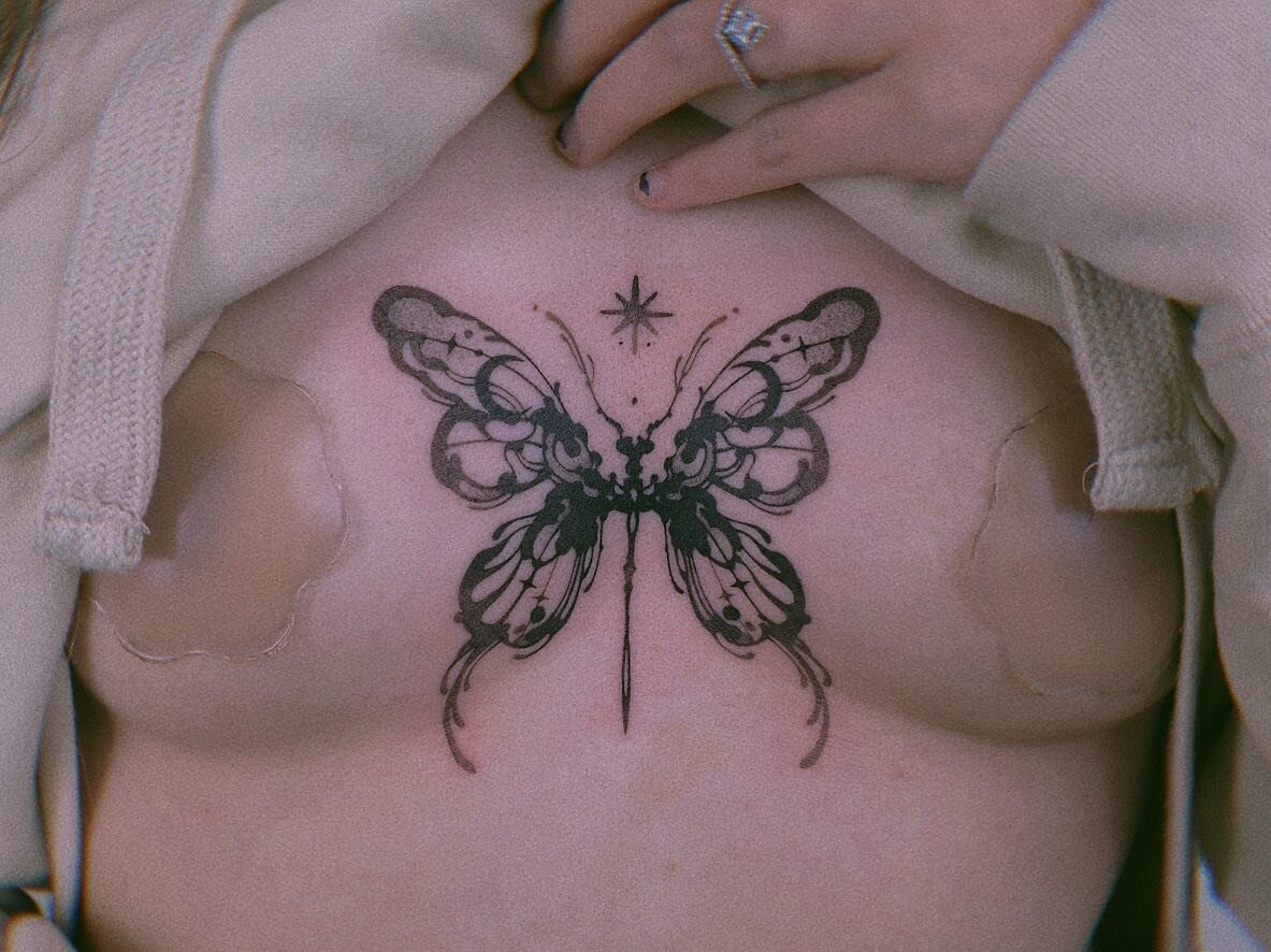 &bull; 🦋 &bull; swipe for vid at the end 🥰
Thank you Grace for trusting me with this piece 🫰🏻❤️would love to do more butterflies~~ also guilty for not posting all of them yet 🥹🥲🫶

#tattoo #butterfly #butterflytattoo #abstracttattoo #toronto #t