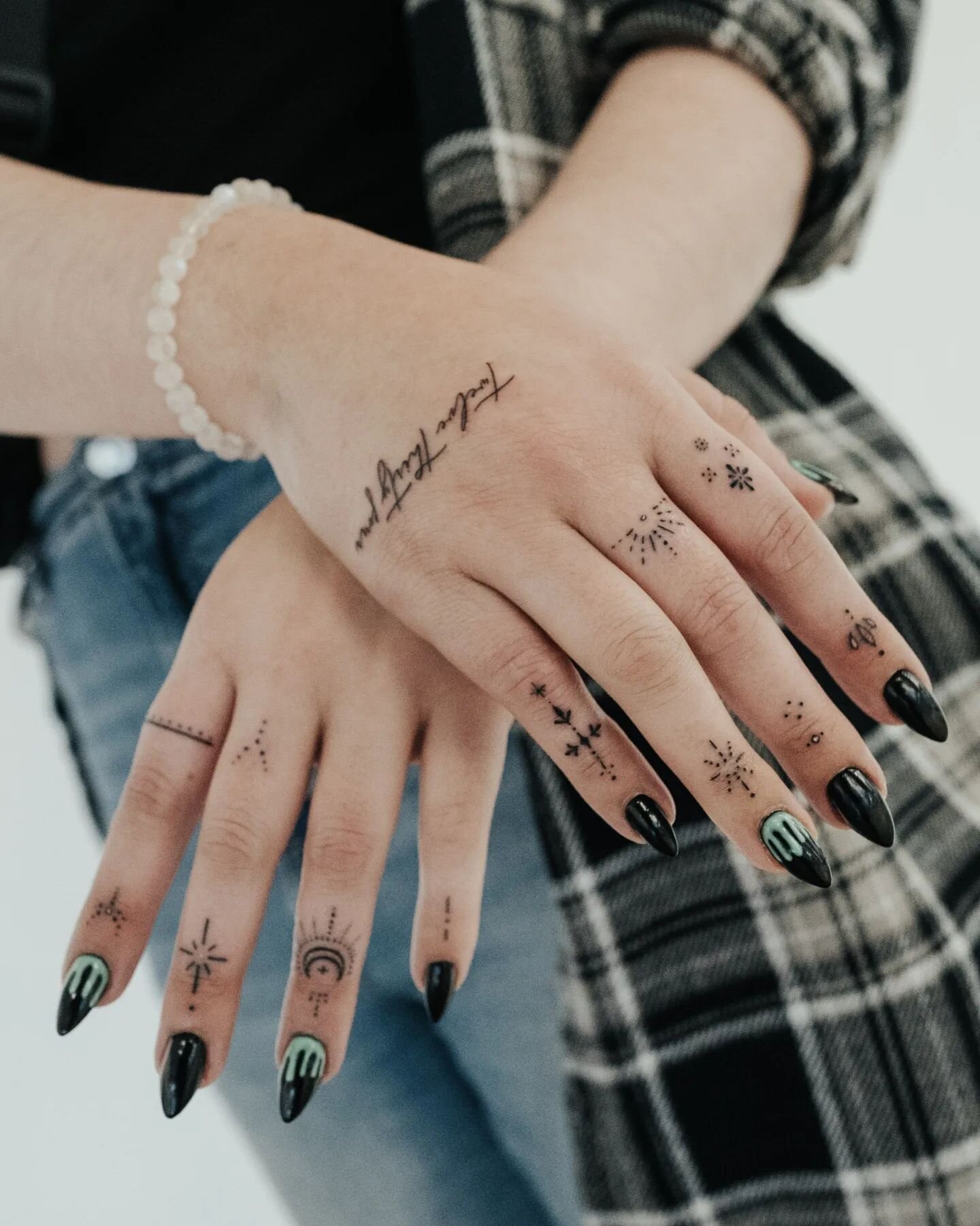 Hands *booking form in bio*
Thank you to this wonderful client for her trust 
.
.
.
.

.#tattoo #tattoos #ink #inked #art #tattooartist #tattooart #tattooed #tattoolife #tattooideas #love #artist #blackwork #instagood #tattoodesign #tatuagem #tattooi