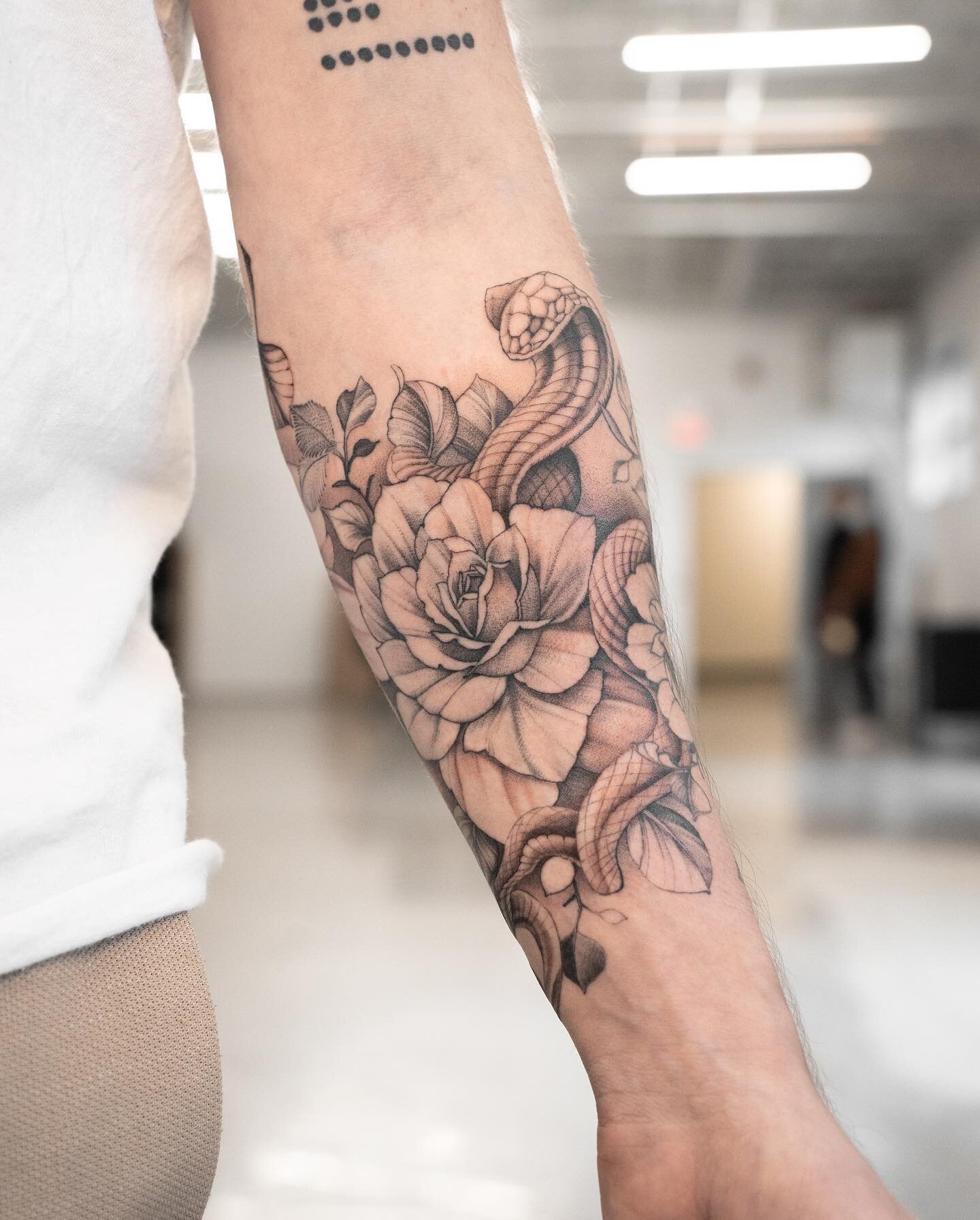 King cobra and floral half sleeve for Daniel of @apt3409. 

.

All likes, saves, comments, and shares are appreciated :). 

.

lornetattoos.ca for booking. 

.

#tuesdaytoptags #floraltattoo 
#torontoink #torontotattoo #torontotattooartist #torontoin