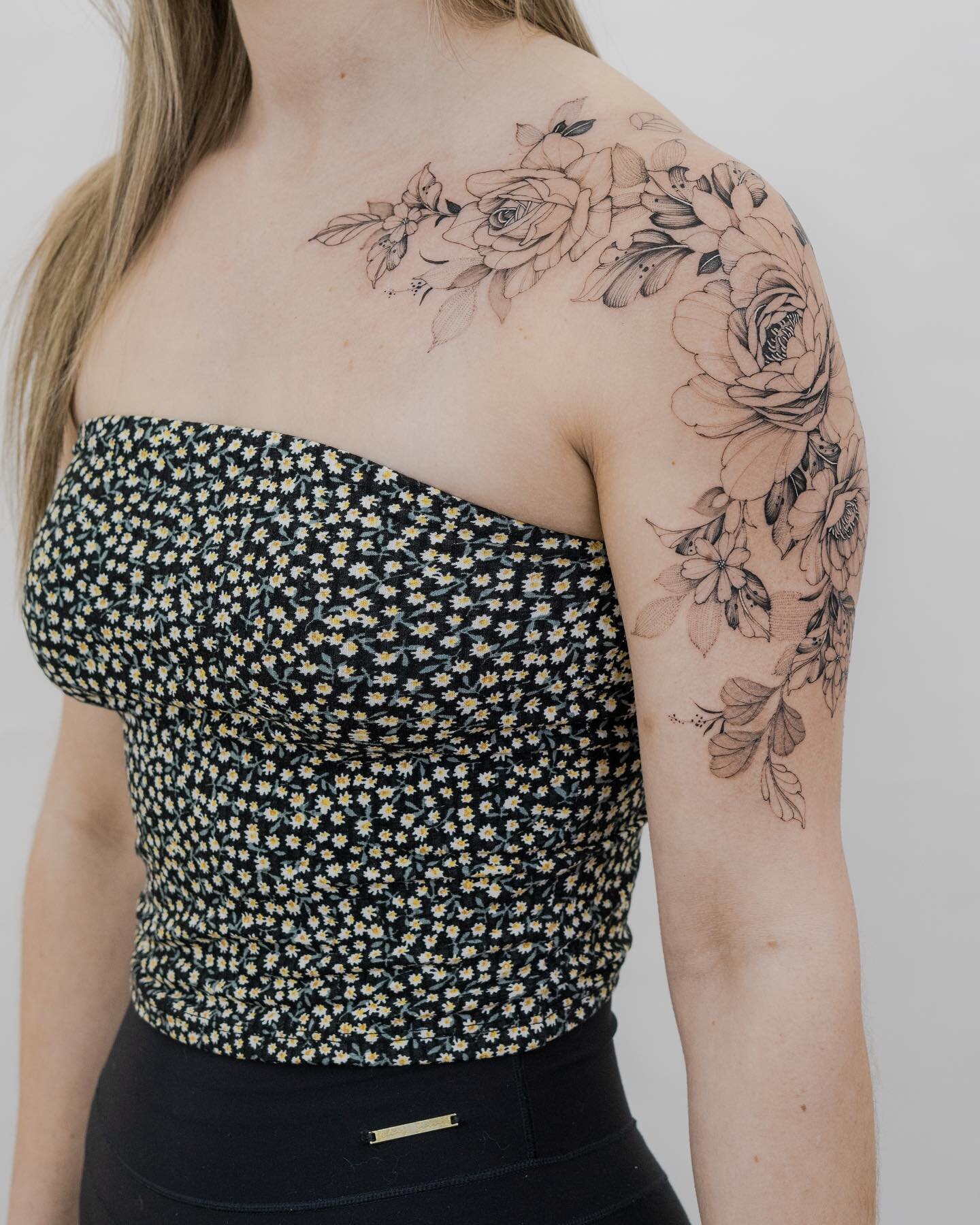Bethany&rsquo;s first tattoo 🌹 
.
.
.
.

 #tattoo #tattoos #finelinetattoos #frehandtattoo #tattoartist #finelinetattoo #fineline #torontotattoo #torontotattoos #torontotattooartist #floral #floraltattoos #flowertattoo #montrealtattoo #peony #peonyt