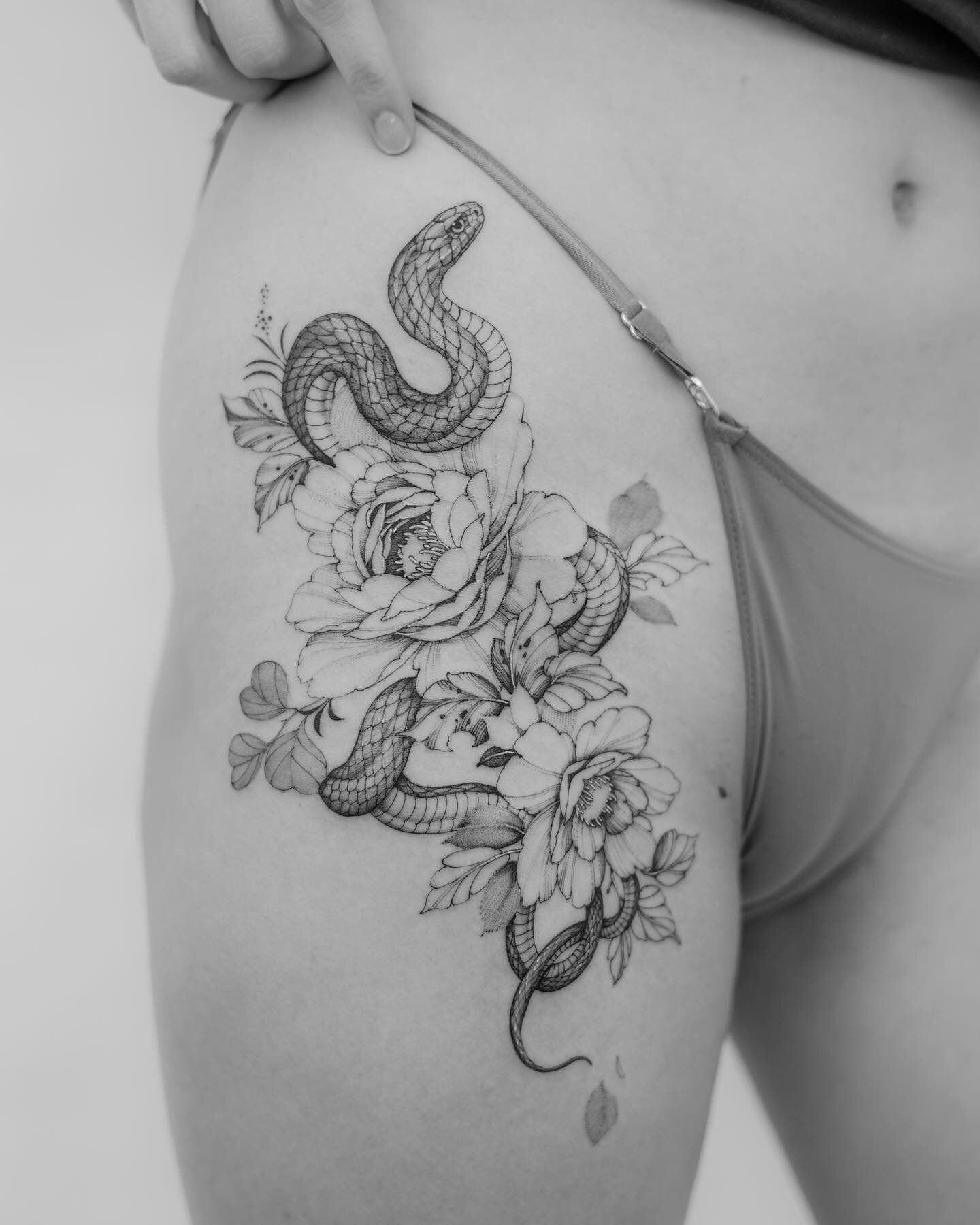 Snake for Leanna 🐍 
.
.
.
.

 #tattoo #tattoos #finelinetattoos #frehandtattoo #tattoartist #finelinetattoo #fineline #torontotattoo #torontotattoos #torontotattooartist #floral #floraltattoos #flower tattoo #montrealtattoo #peony #peonytattoo #rose