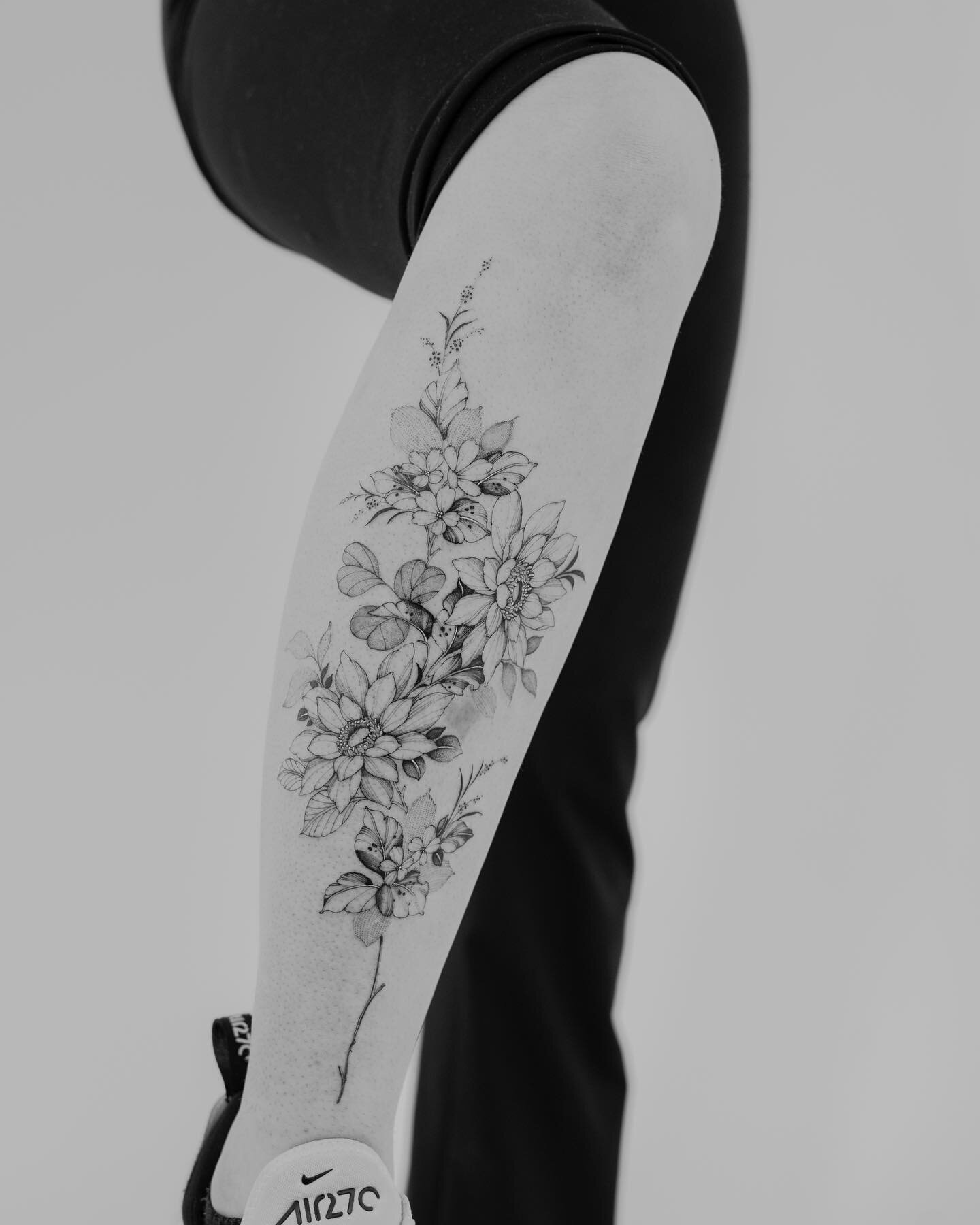 Autumn&rsquo;s third piece. Thanks for coming back 🙏🏼
.
.
.
.
.

 #tattoo #tattoos #finelinetattoos #frehandtattoo #tattoartist #finelinetattoo #fineline #torontotattoo #torontotattoos #torontotattooartist #floral #floraltattoos #flower tattoo #mon