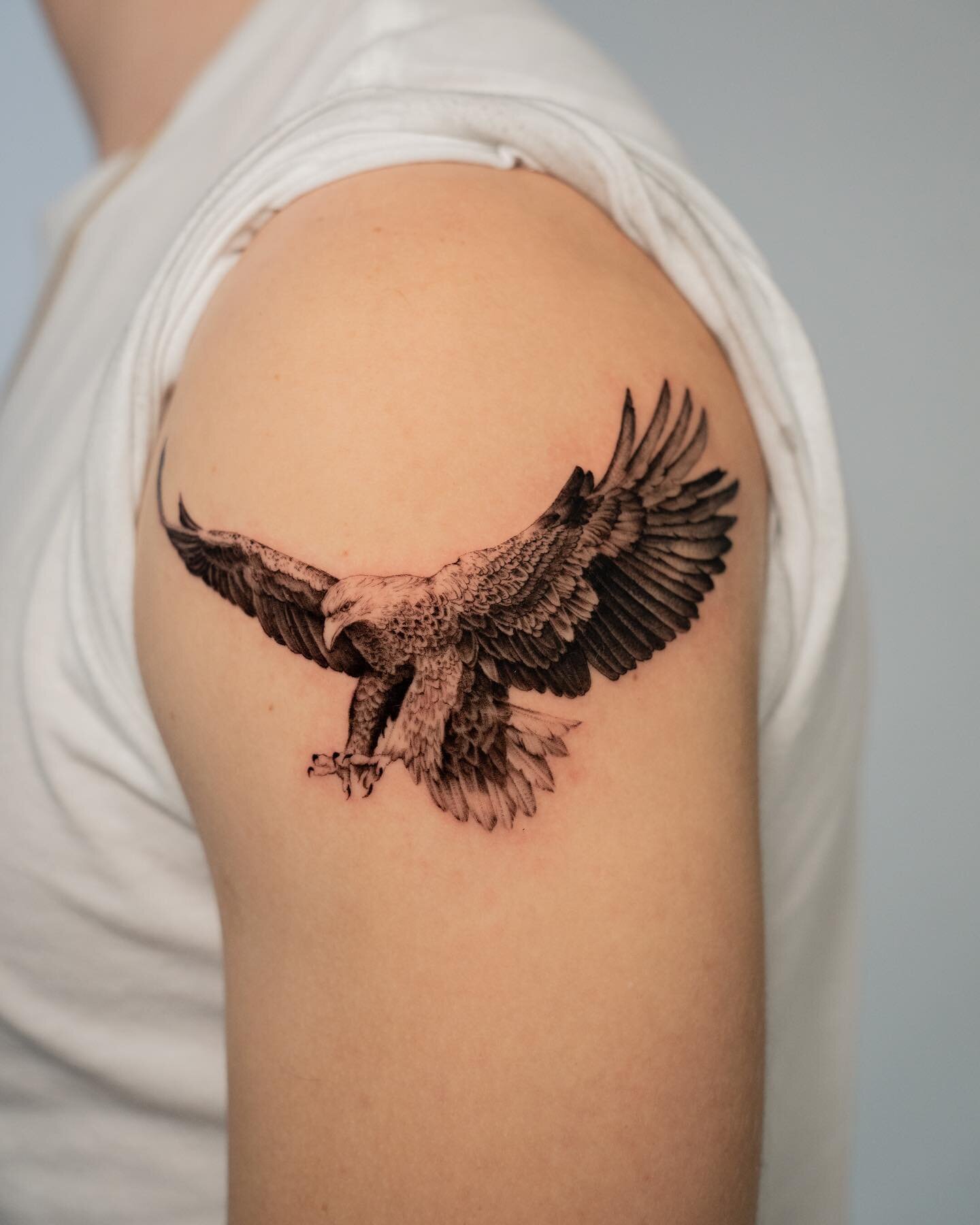 An eagle in flight. Thanks, Melchior. 

.

All likes, saves, comments, and shares are appreciated :). 

.

lornetattoos.ca for booking. 

.

#tuesdaytoptags #floraltattoo 
#torontoink #torontotattoo #torontotattooartist #torontoinknews #canadiantatto
