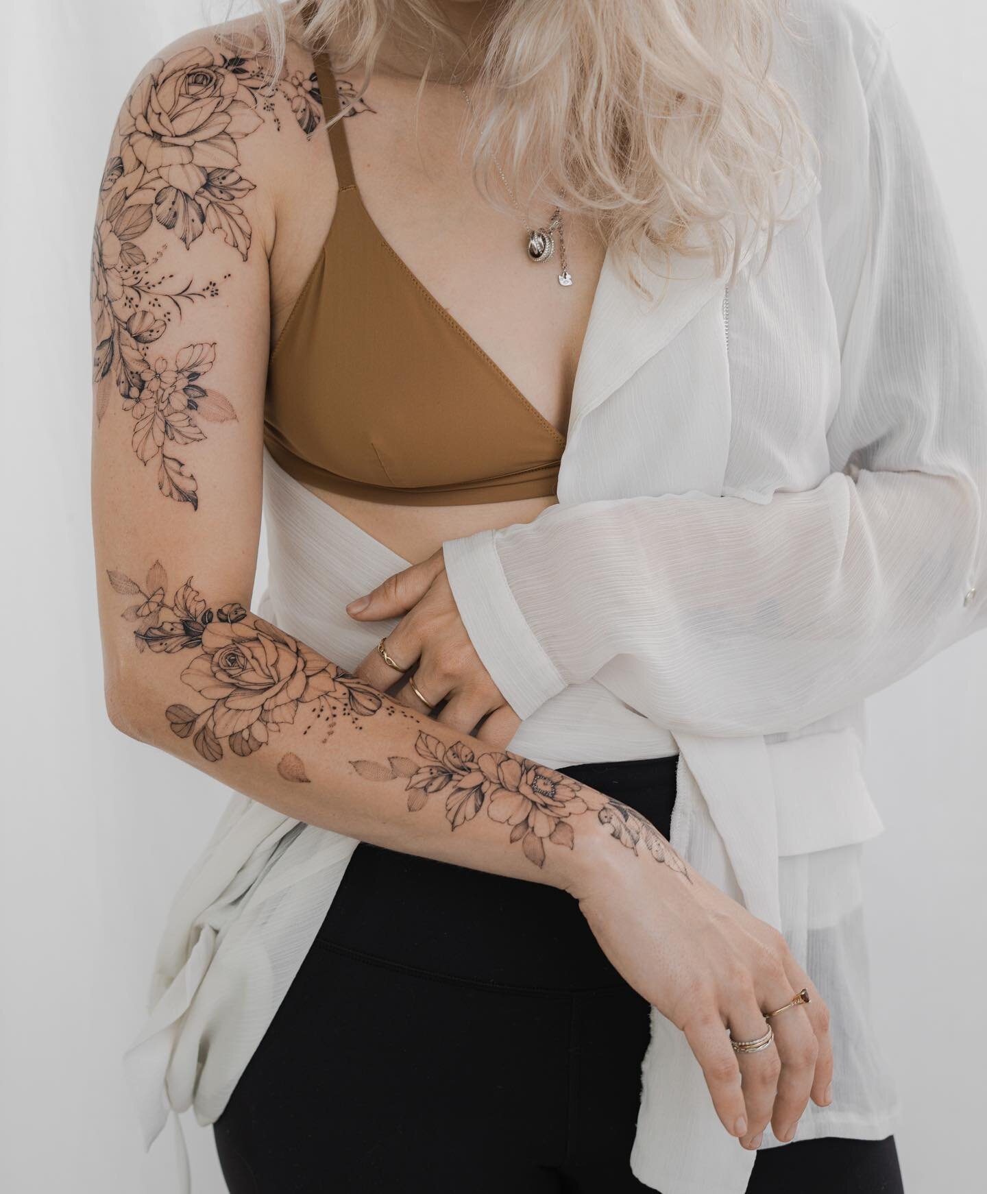 Another look at Heidi&rsquo;s set piece 🌹 
.
.
.
.
.
.

 #tattoo #tattoos #finelinetattoos #frehandtattoo #tattoartist #finelinetattoo #fineline #torontotattoo #torontotattoos #torontotattooartist #floral #floraltattoos #flower tattoo #montrealtatto