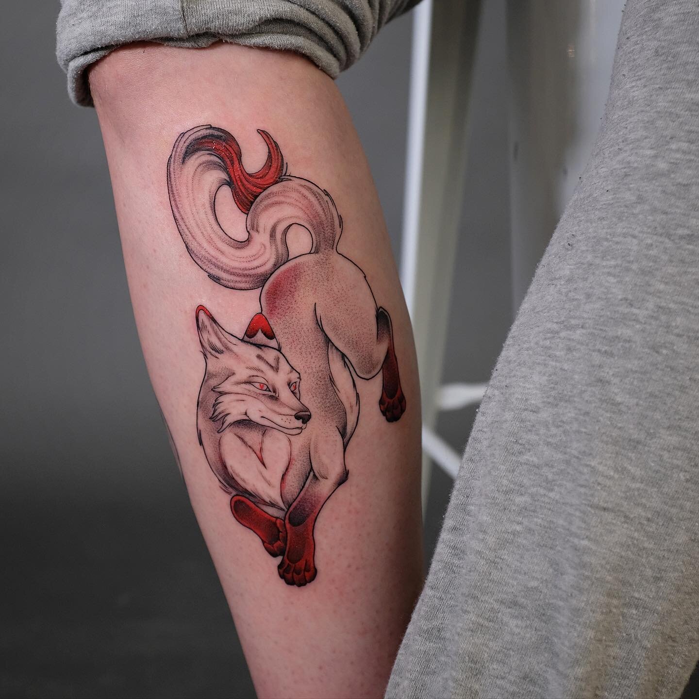 Heart fox to match a heart cat I did last year! Keep swiping for the healed cat and a little video of the both of them!

#yyz #toronto #torontotattoo #torontotattooartist #GTA #the6ix #redink #inked #fox #foxtattoo #nature #photography #beautiful #in