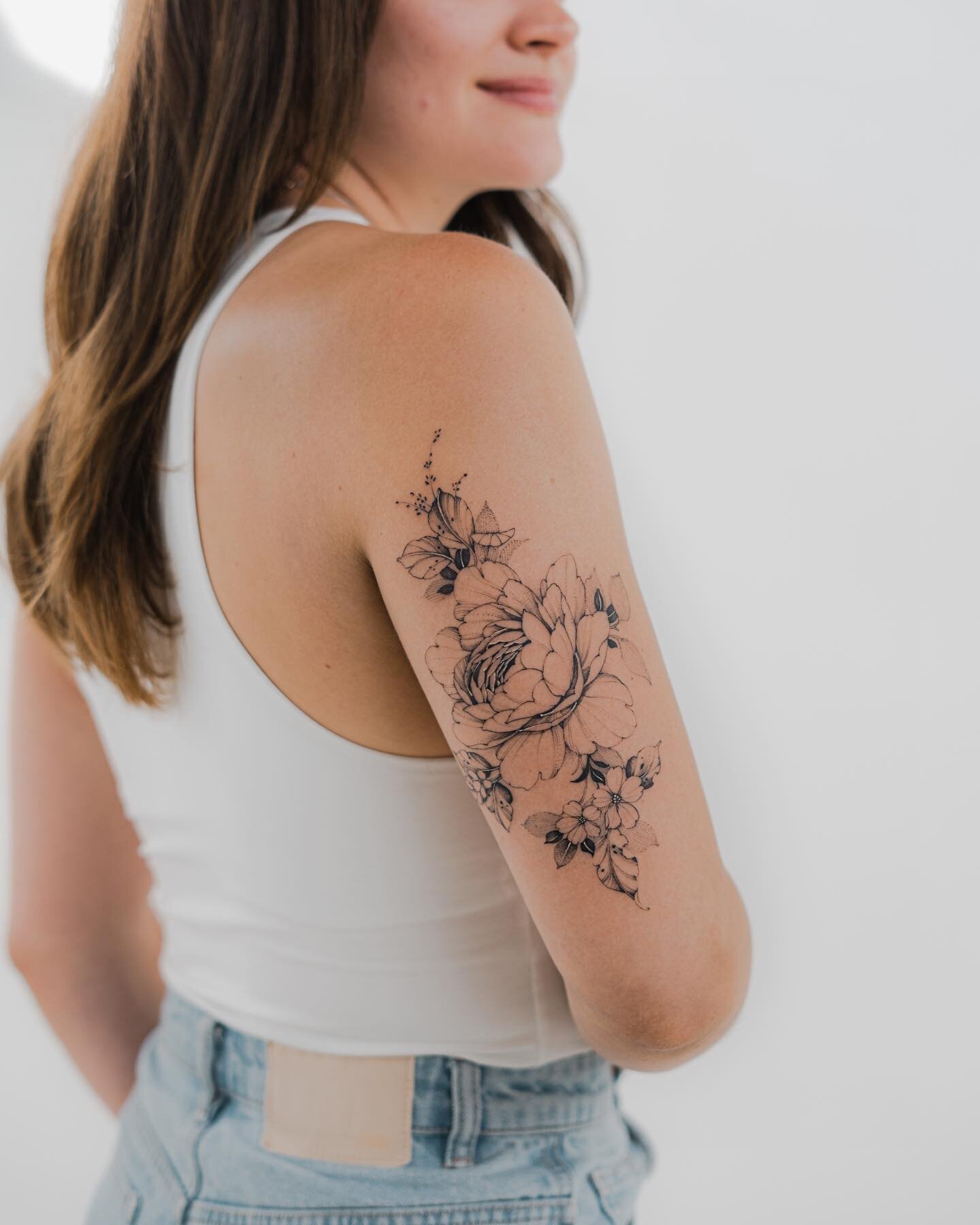 Tricep piece for Lily. Thank you 🙏🏼 
.
.
.
.

 #tattoo #tattoos #finelinetattoos #frehandtattoo #tattoartist #finelinetattoo #fineline #torontotattoo #torontotattoos #torontotattooartist #floral #floraltattoos #flower tattoo #montrealtattoo #peony 