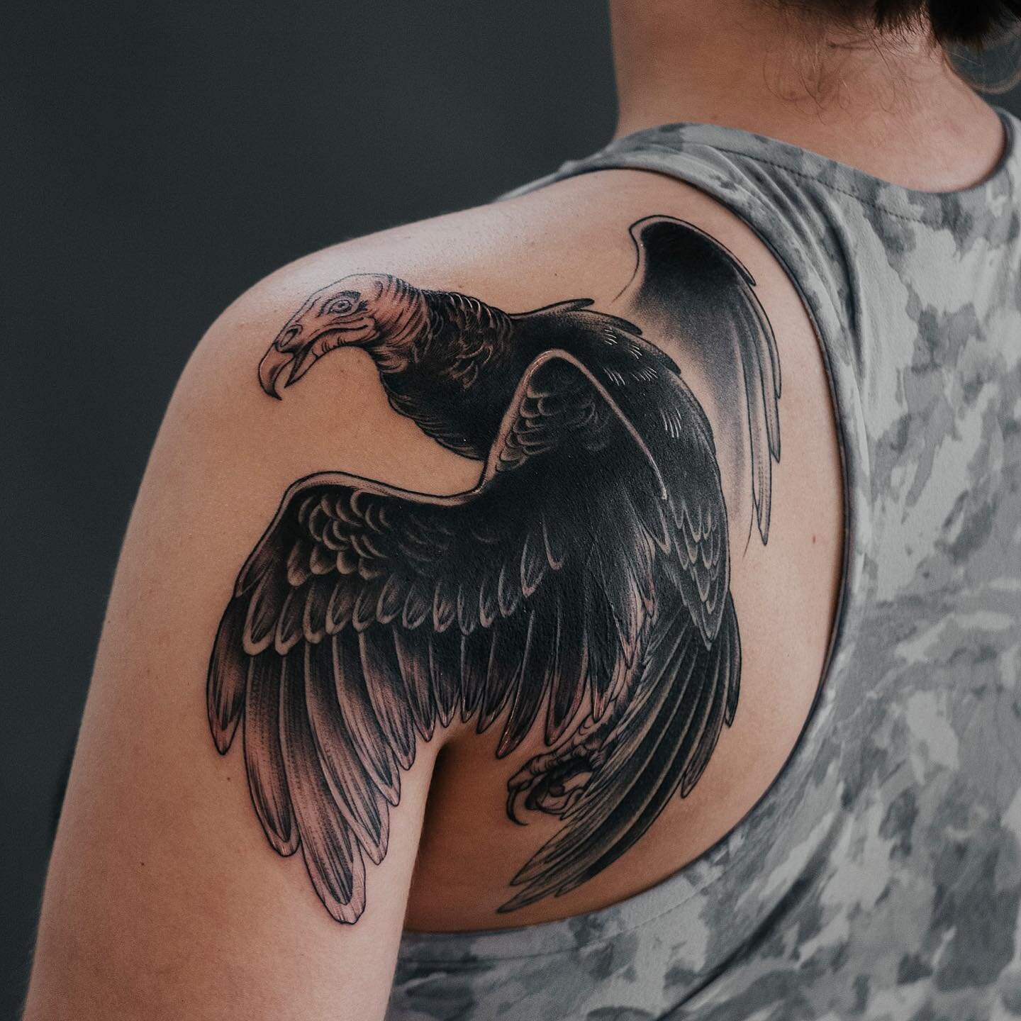 Cover up!! I love doing cover-ups, send me a DM with what you want covered!

Keep swiping to see the before!

#yyz #toronto #torontotattoo #torontotattooartist #coverup #coveruptattoo #turkeyvulture #condor #turkeyvulturetattoo #photography #aestheti