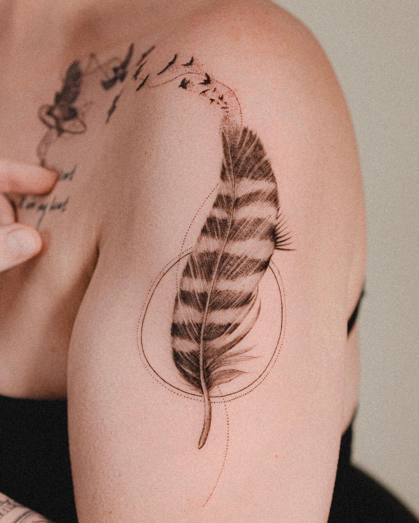 Flying Hawks from a feather on her shoulder🪶🦅✨@eggsy_tattoo _script not done by me_
Thank you Shannon !
.
📸 Photos by @jonnie.mang @henrymashera 
🖋️ Done at @inkandwatertattoo
.
.
#hawktattoo #eagletattoo #feathertattoo #tattoo #geometrictattoo #