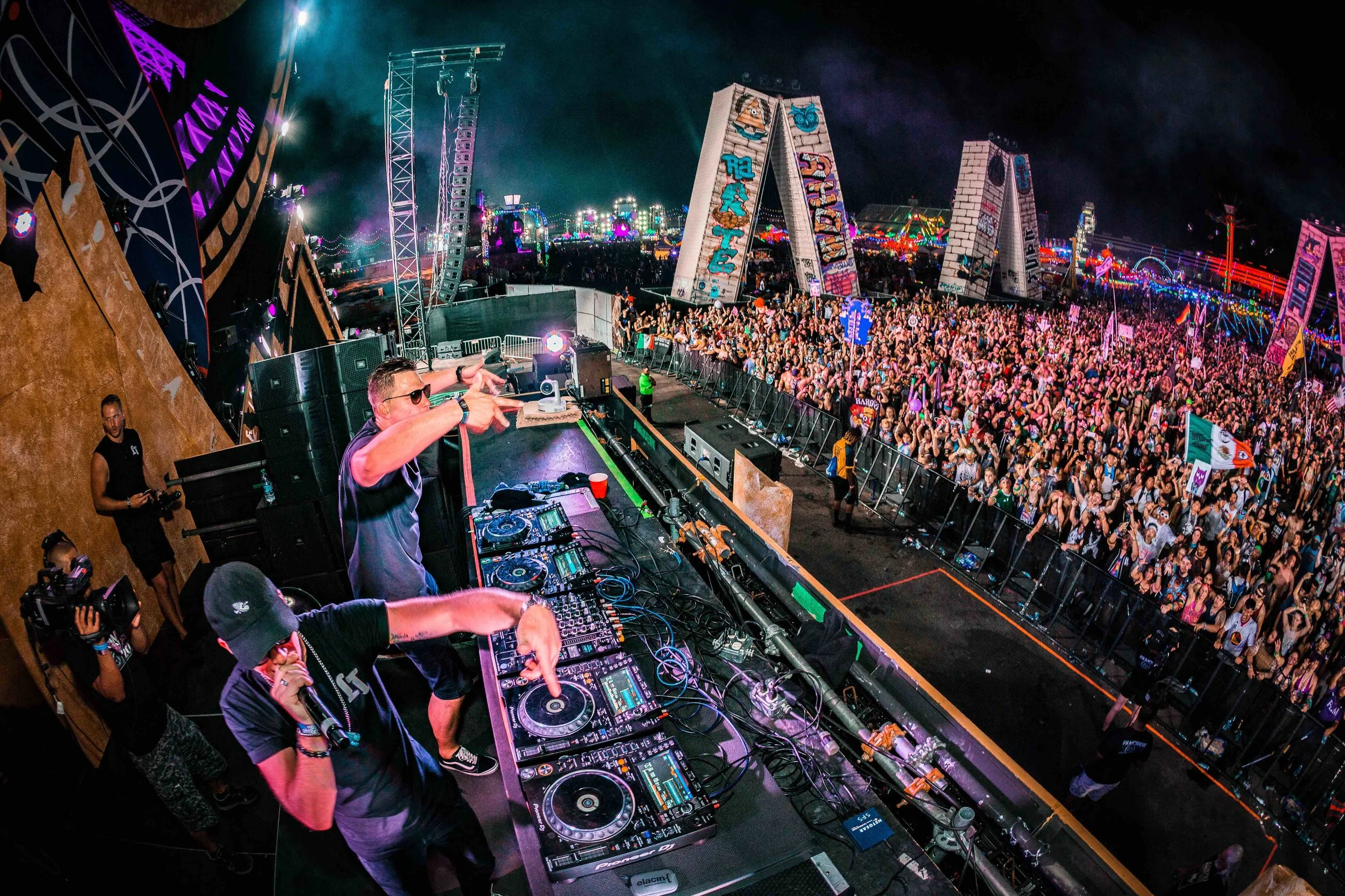How much do DJs earn?