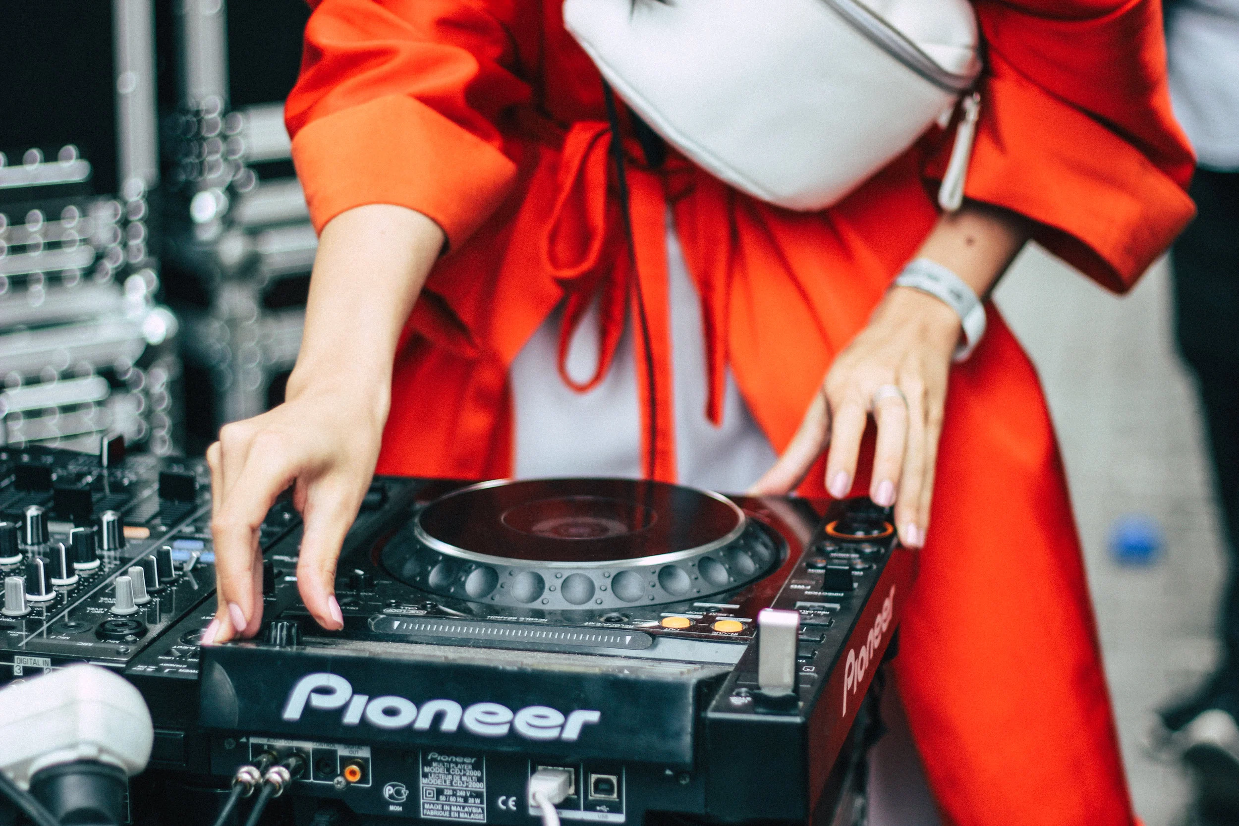 The three stages of filling a dancefloor