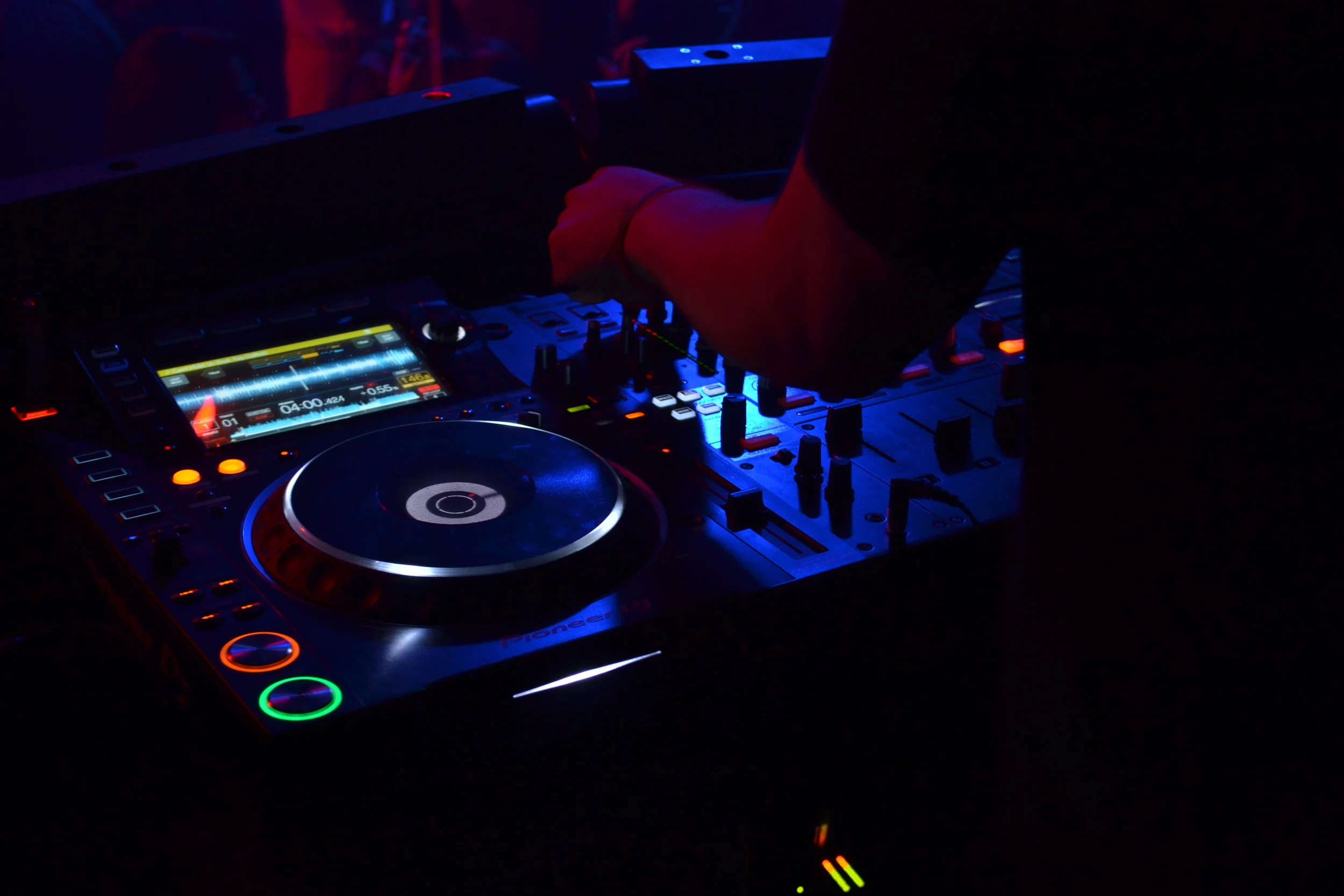 Bring your DJing to life with effects
