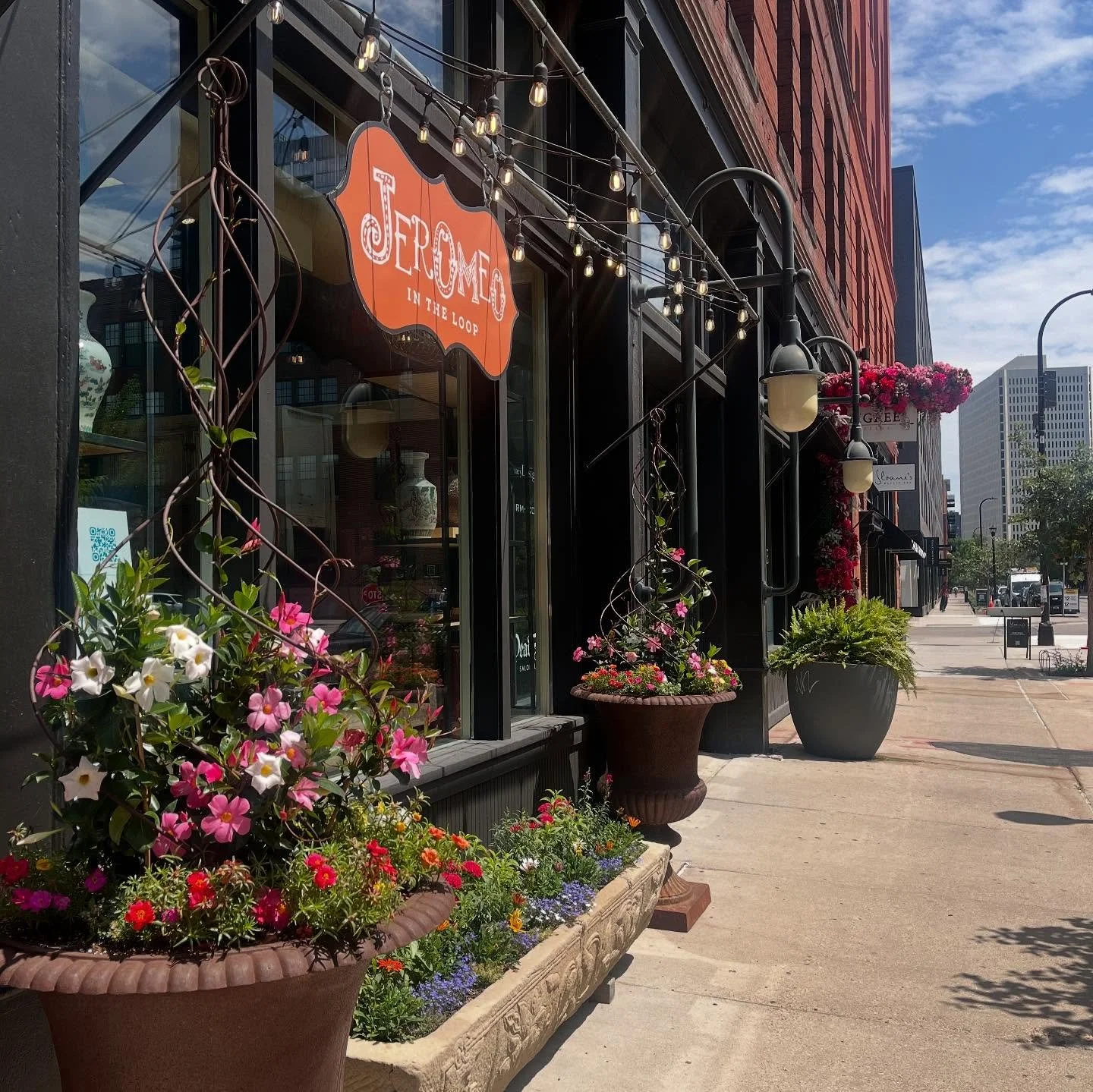 Happy Fourth!

#happyfourth #fourthofjuly #furniture #pottery #localpottery #ceramics #vases #handmade #unique #ooak #rugs #art #decor #local #imported #asianantiques #northloop #Minneapolis #downtown #jeromeo #jeromeointheloop