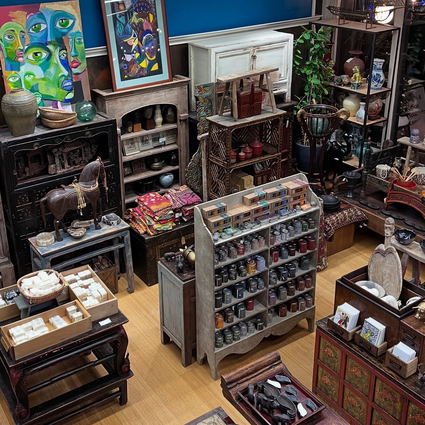 Need some gifts🎁? Jeromeo has you covered this holiday. Love this bird&rsquo;s eye view of the shop.

#gifts #giftideas #giftshopping #shop #art #rugs #persianrugs #cards #candles #incense #essentialoils #perfume #scent #aromatherapy #jewelry #potte