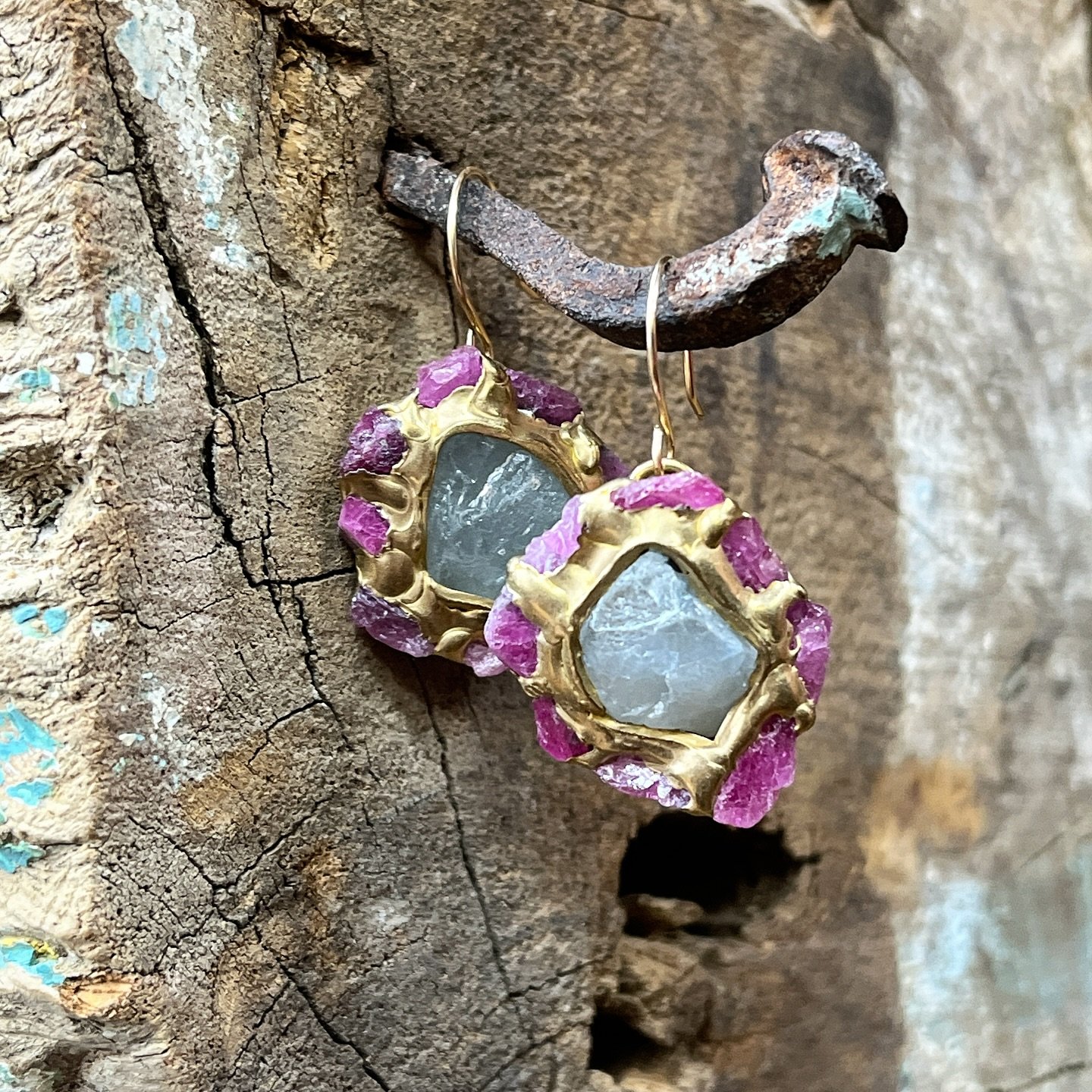 Hydra earrings, aquamarines and rubies set in brass, handmade.

#jewelry #earrings #rubies #aquamarines #handmade