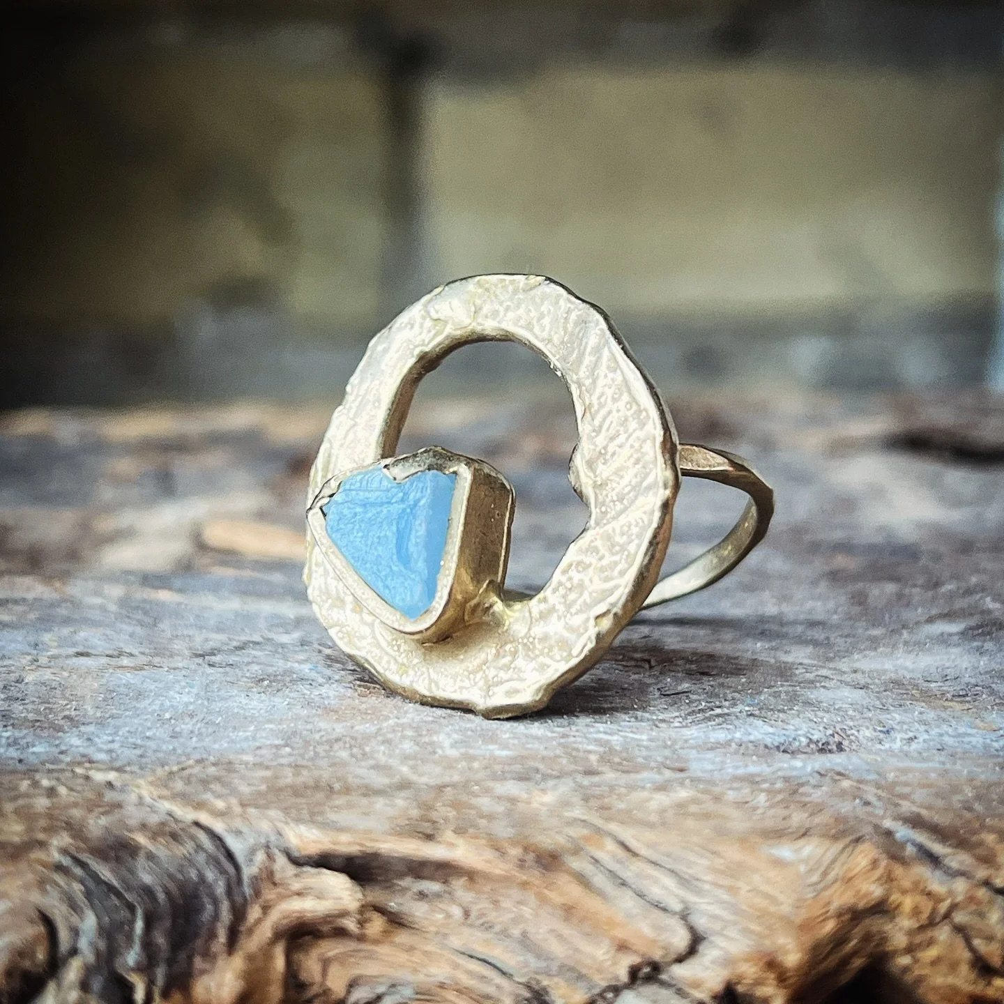 Whirlpool ring with aquamarine set in brass, handmade.

#jewelry #ring #aquamarine #handmade